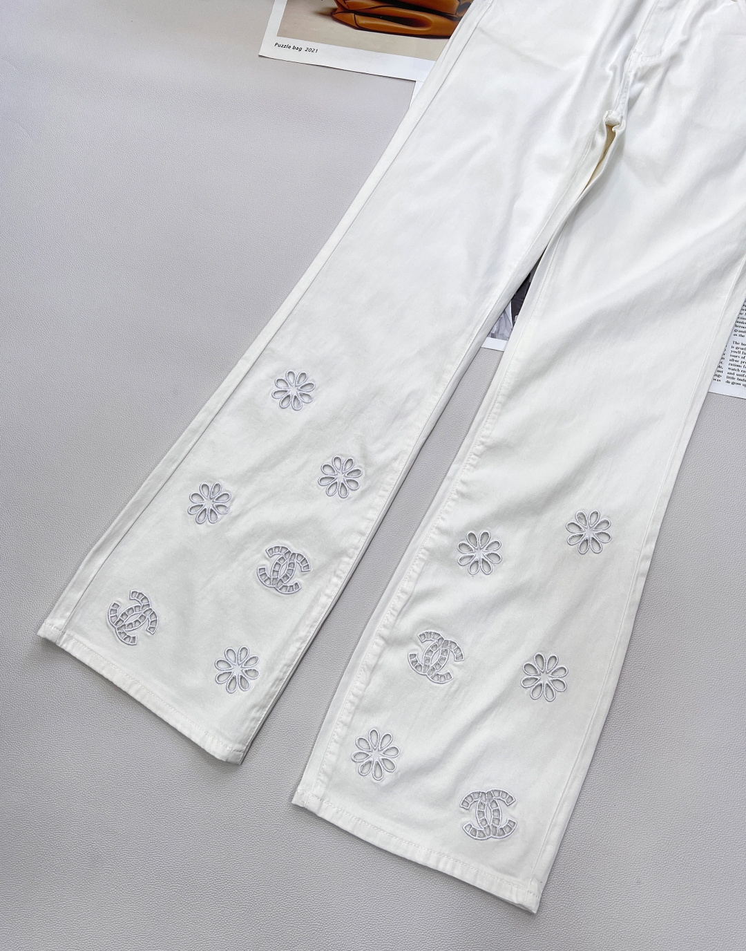 🆕25夏季新品CH小香风双色镂空刺绣微喇叭牛仔裤👖，镂空刺绣设计，超薄纯棉透气牛仔面料，镂空logo简约