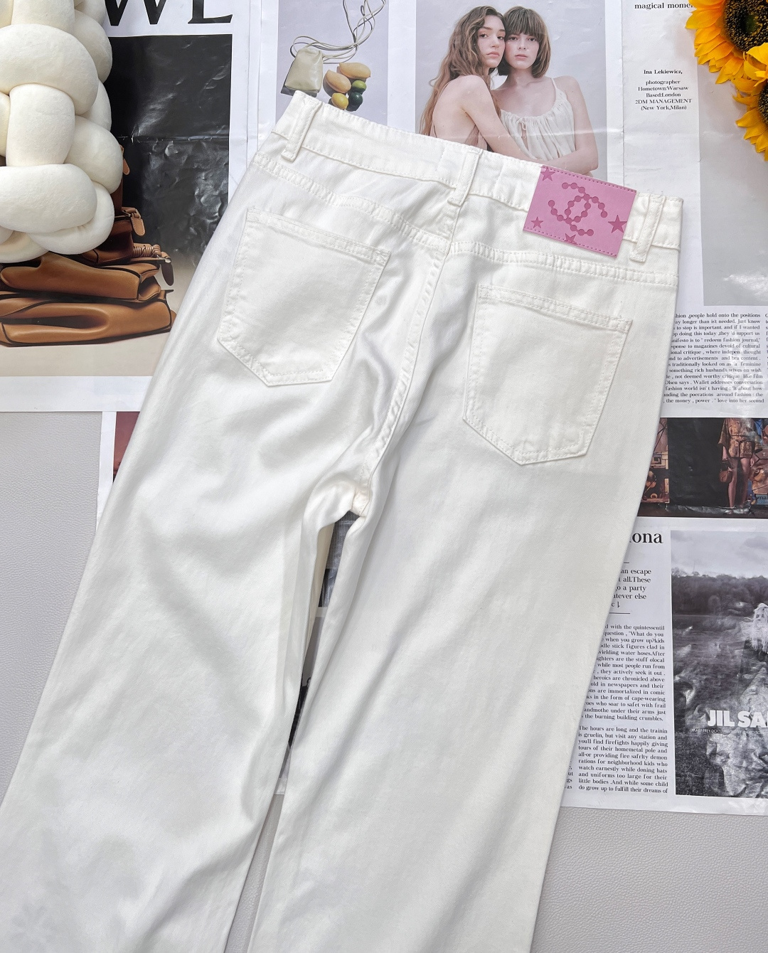 🆕25夏季新品CH小香风双色镂空刺绣微喇叭牛仔裤👖，镂空刺绣设计，超薄纯棉透气牛仔面料，镂空logo简约