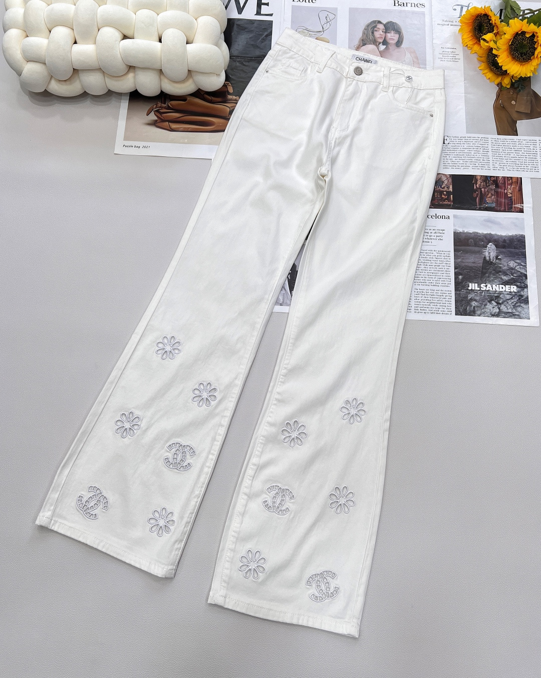 🆕25夏季新品CH小香风双色镂空刺绣微喇叭牛仔裤👖，镂空刺绣设计，超薄纯棉透气牛仔面料，镂空logo简约