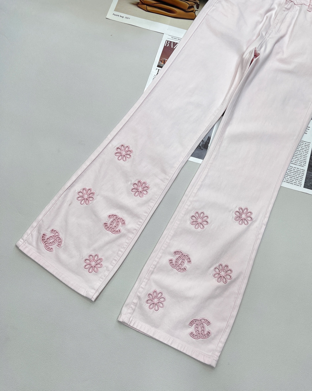 🆕25夏季新品CH小香风双色镂空刺绣微喇叭牛仔裤👖，镂空刺绣设计，超薄纯棉透气牛仔面料，镂空logo简约