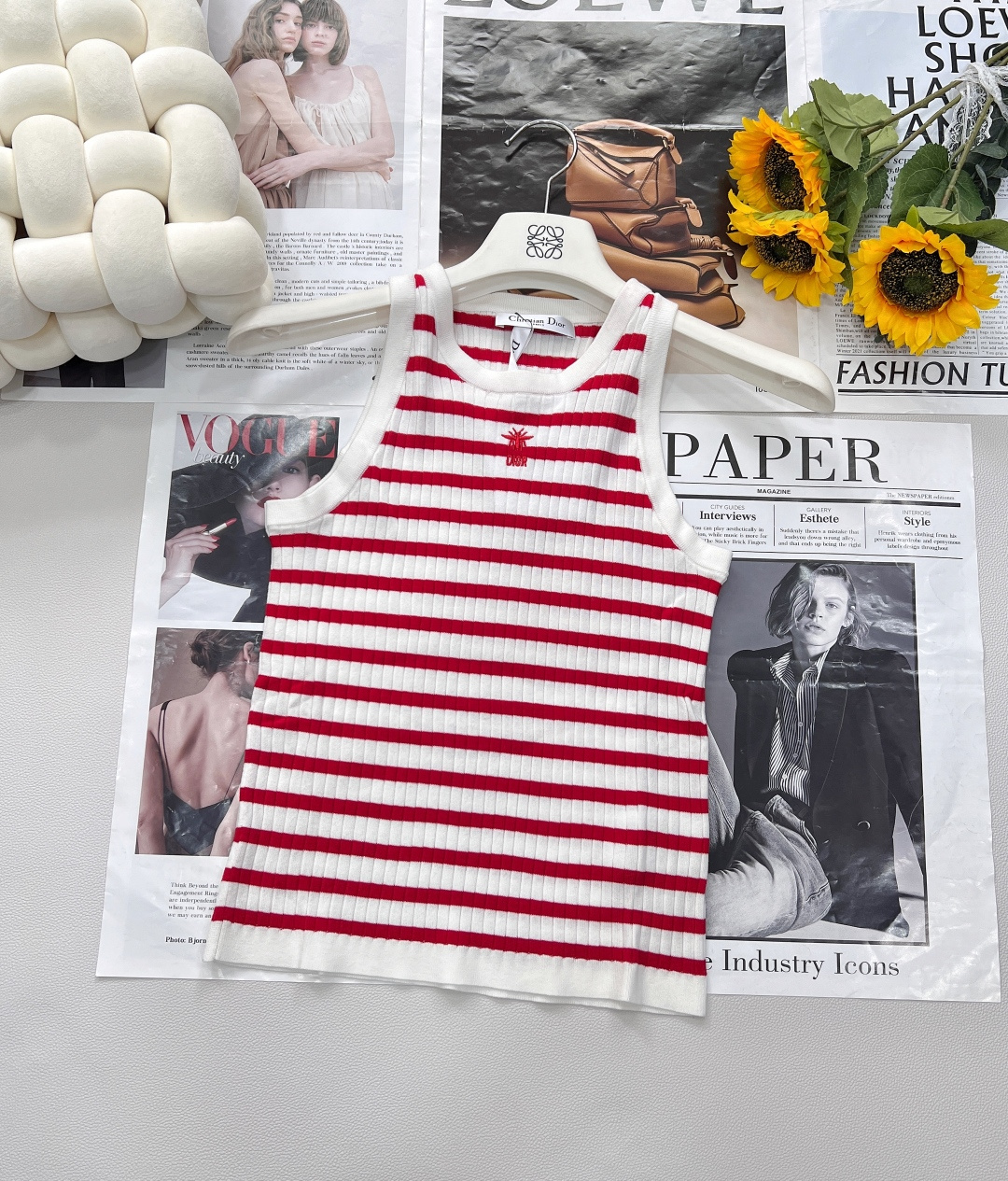 NO:416442,The new striped knitted vest in DIOR2025SS summer is that it has an embroidered logo on the chest, and the striped elements add a sense of design. The classic style is highly inclusive and can cover the body and make it look slimming. In terms of matching, it is very suitable for skirts and jeans. The fabric is made of Tencel, which has the characteristics of softness and smoothness, strong moisture absorption and good breathability, and will be more comfortable and skin-friendly. The two colors are complete and three standards!  Size sml code, dior, skirts, jeans, alexander wang19860909DIOR2025SS夏季新款条纹针织背心,它的亮点在于胸前有刺绣logo ,条纹元素增添设计感.经典版型对身材包容性强,能起到遮肉显瘦效果.搭配方面,和半裙、牛仔裤都很适配.面料采用天丝 ,天丝面料具有柔软顺滑、吸湿性强、透气性佳的特点,穿着会比较舒适亲肤.两色出三标齐全！ 尺码sml 编码,,dior,skirts,jeans,alexander wang,Women's clothing