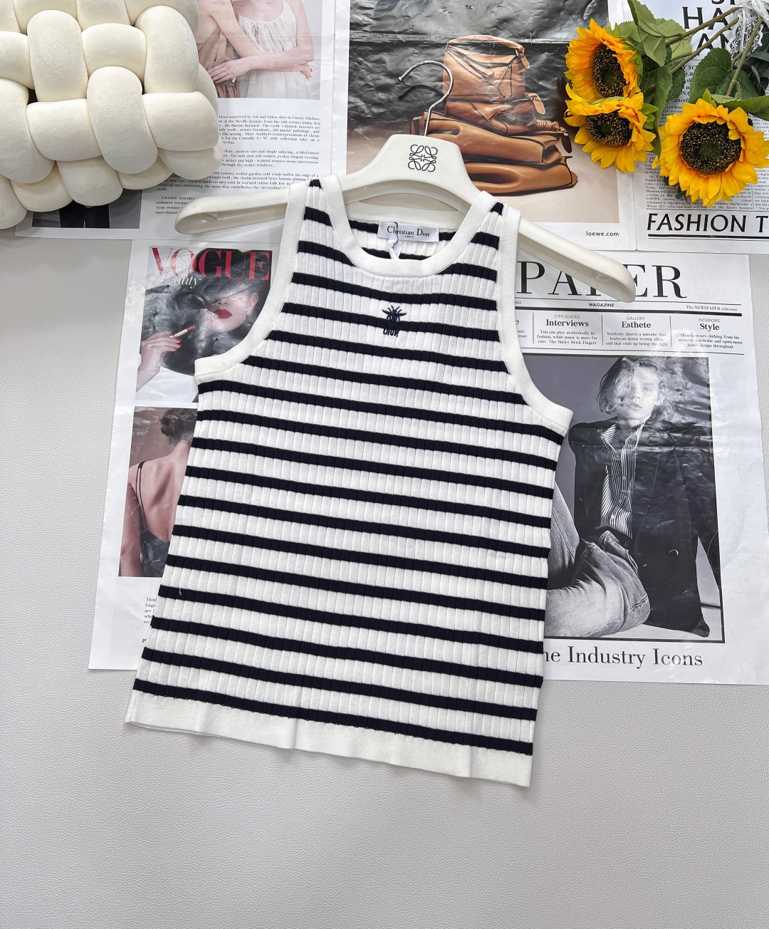 NO:416457,The new striped knitted vest in DIOR2025SS summer is that it has an embroidered logo on the chest, and the striped elements add a sense of design. The classic style is highly inclusive and can cover the body and make it look slimming. In terms of matching, it is very suitable for skirts and jeans. The fabric is made of Tencel, which has the characteristics of softness and smoothness, strong moisture absorption and good breathability, and will be more comfortable and skin-friendly. The two colors are complete and three standards!  Size sml code, dior, skirts, jeans, alexander wang19860909DIOR2025SS夏季新款条纹针织背心,它的亮点在于胸前有刺绣logo ,条纹元素增添设计感.经典版型对身材包容性强,能起到遮肉显瘦效果.搭配方面,和半裙、牛仔裤都很适配.面料采用天丝 ,天丝面料具有柔软顺滑、吸湿性强、透气性佳的特点,穿着会比较舒适亲肤.两色出三标齐全！ 尺码sml 编码,,dior,skirts,jeans,alexander wang,Women's clothing