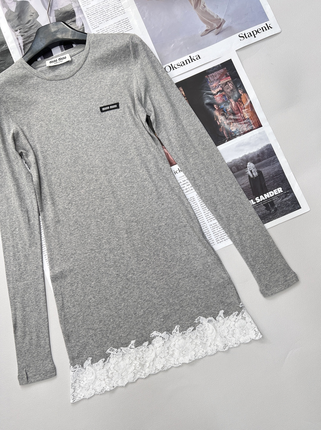 🆕MiuMiu 25Ss春夏新款微标蕾丝拼接长袖中长款T恤，定制的面料，上身超舒服透气。经典圆领设计，流