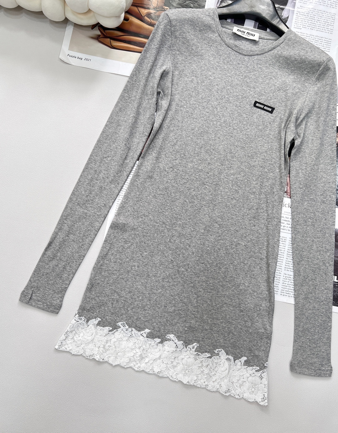 🆕MiuMiu 25Ss春夏新款微标蕾丝拼接长袖中长款T恤，定制的面料，上身超舒服透气。经典圆领设计，流