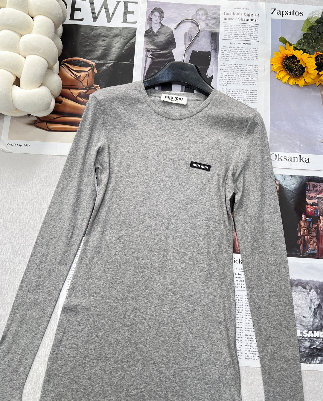 🆕MiuMiu 25Ss春夏新款微标蕾丝拼接长袖中长款T恤，定制的面料，上身超舒服透气。经典圆领设计，流