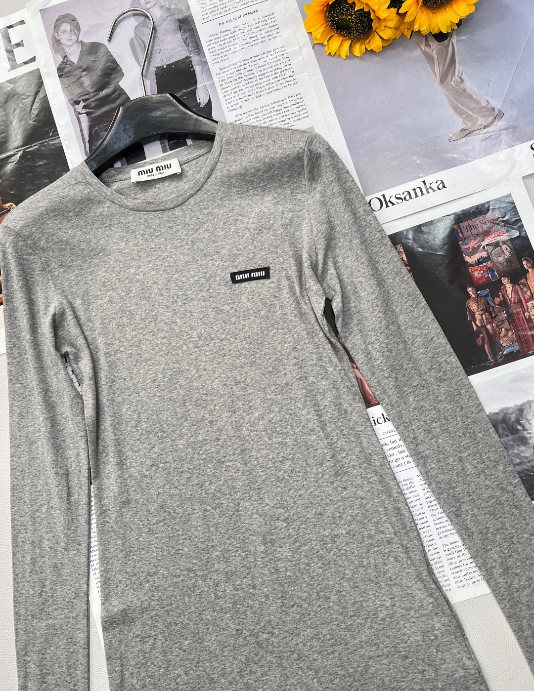 🆕MiuMiu 25Ss春夏新款微标蕾丝拼接长袖中长款T恤，定制的面料，上身超舒服透气。经典圆领设计，流