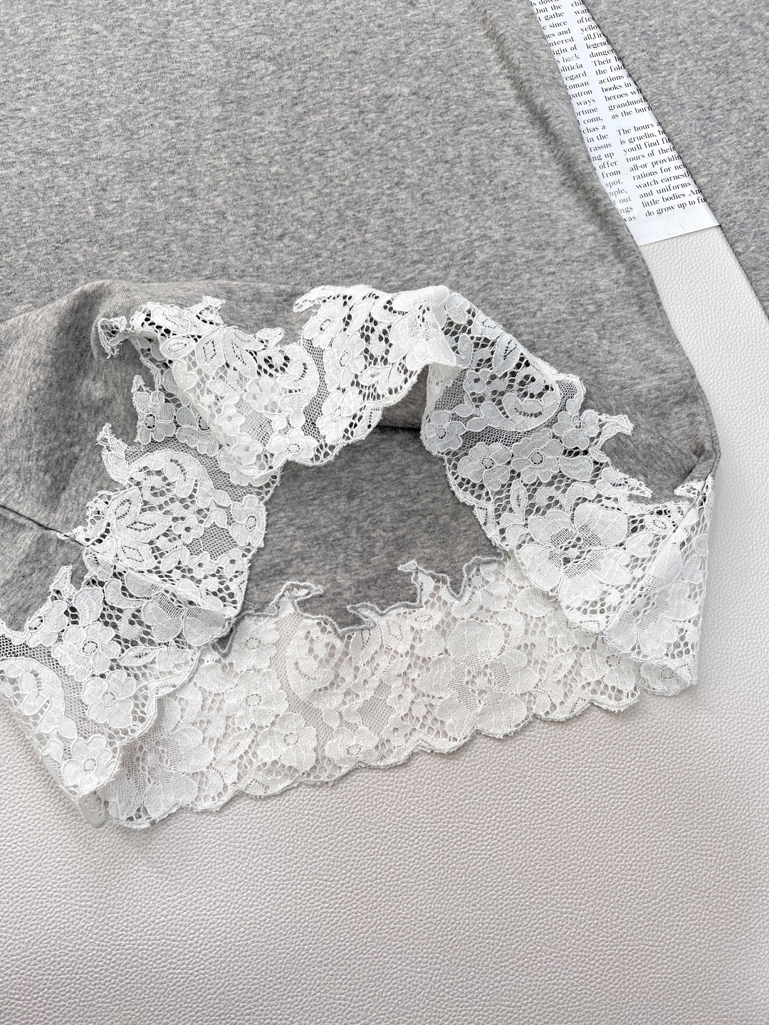 🆕MiuMiu 25Ss春夏新款微标蕾丝拼接长袖中长款T恤，定制的面料，上身超舒服透气。经典圆领设计，流