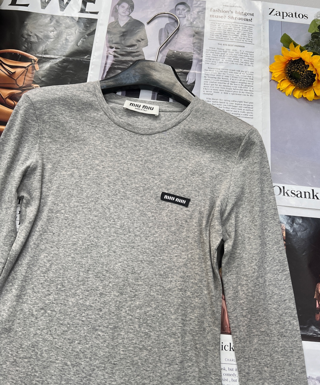 🆕MiuMiu 25Ss春夏新款微标蕾丝拼接长袖中长款T恤，定制的面料，上身超舒服透气。经典圆领设计，流