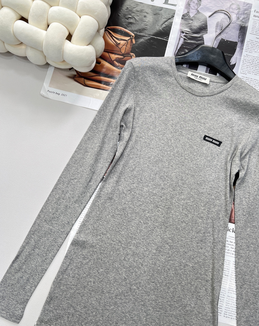 🆕MiuMiu 25Ss春夏新款微标蕾丝拼接长袖中长款T恤，定制的面料，上身超舒服透气。经典圆领设计，流