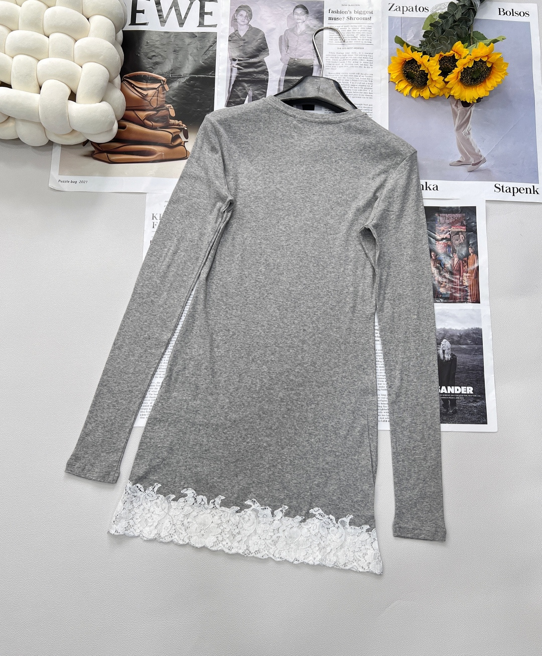 🆕MiuMiu 25Ss春夏新款微标蕾丝拼接长袖中长款T恤，定制的面料，上身超舒服透气。经典圆领设计，流