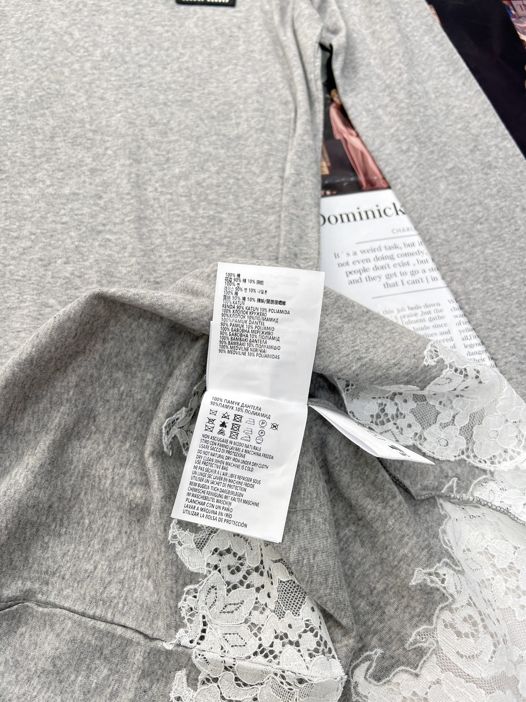 🆕MiuMiu 25Ss春夏新款微标蕾丝拼接长袖中长款T恤，定制的面料，上身超舒服透气。经典圆领设计，流