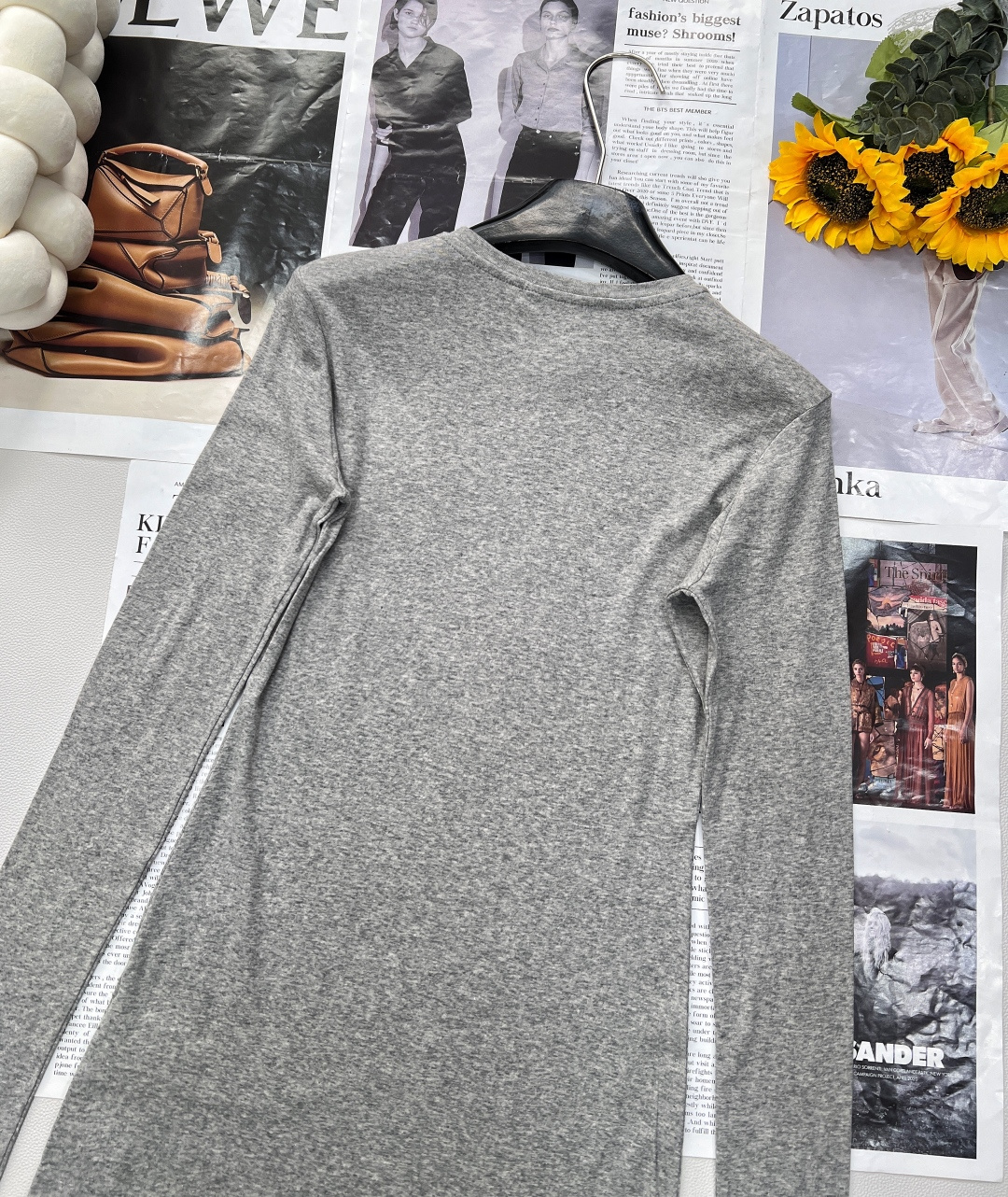 🆕MiuMiu 25Ss春夏新款微标蕾丝拼接长袖中长款T恤，定制的面料，上身超舒服透气。经典圆领设计，流