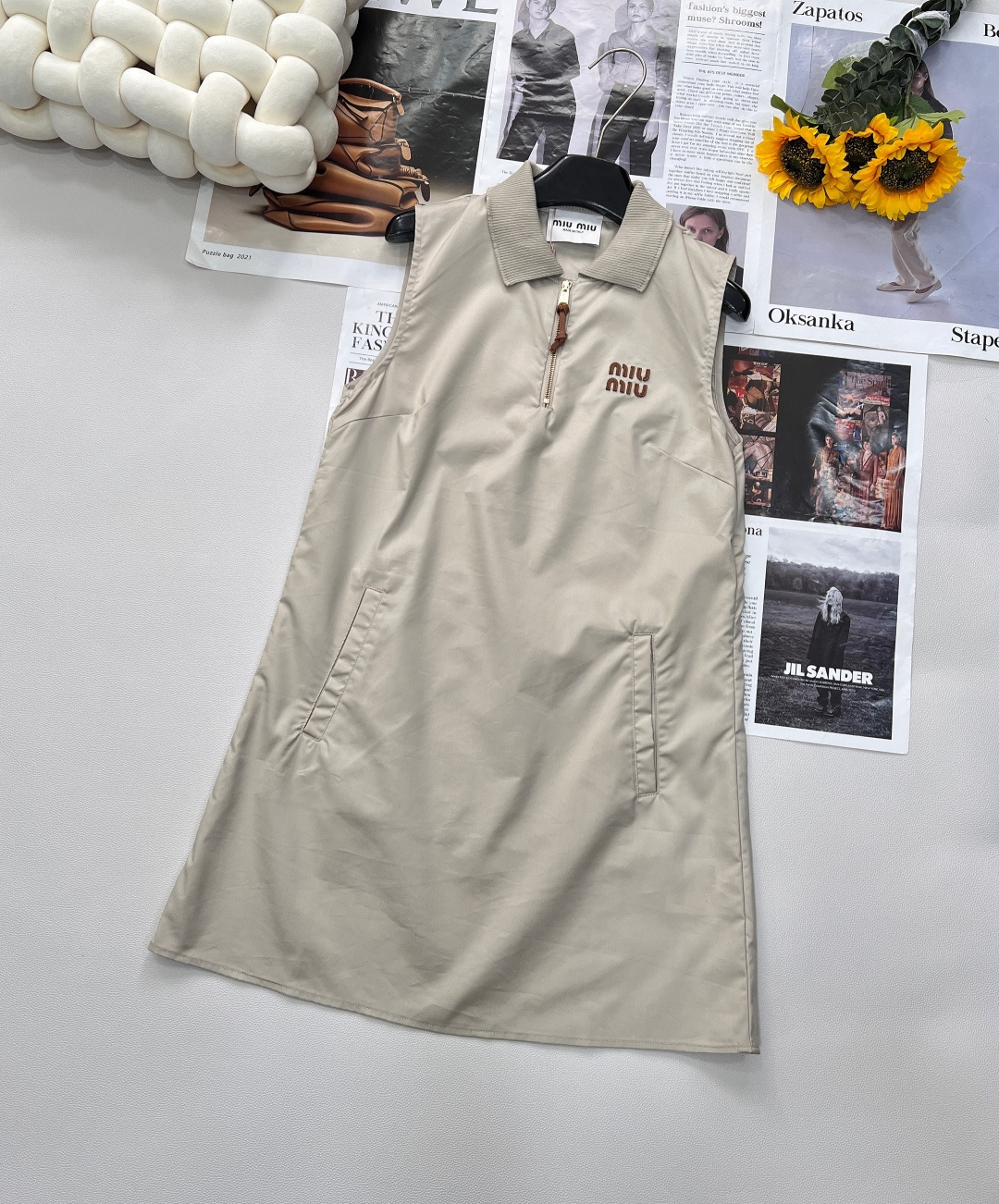 NO:417086,Miumiu's new sleeveless dress, lapel zipper design, single wear, inner wear and base, can also reduce age and make you look slim. Full of elegant girlish letter logo on the chest, perfect style and easy to match without picking people. The A-line version is super slim on the front and side, sweet and rich girlish feeling, full of high-end feel, the fabric has a good three-dimensional feeling, fits not close to the body, suitable for most people~ refreshing, clean and gorgeous!  The gorgeous handmade details are very beautiful and can be suppressed in all occasions. It is OK to match with a small jacket, and the color matching is generous and luxurious!  The style design is so beautiful. Who can't love it? Size sml code, miumiu, skirts, jackets & coats, alexander wang19860909miumiu新款无袖连衣裙 翻领拉链设计 单穿 内里穿搭配打底也可以上身减龄又显瘦.满满的优雅少女感胸前字母标志 完美版型轻松搭配不挑人.A字版版型正面侧面都超级显瘦 甜甜的富家千金感 高级感满满 面料立体感好,合身不贴身,适合大多数人～清爽干净又华丽！华丽丽的手工细节就是很美,各种场合都可以压的住,搭配小外套都OK,配色大方贵气！款式的设计都太美啦 谁能不爱～ 尺码sml 编码,,miumiu,skirts,jackets & coats,alexander wang,Women's clothing