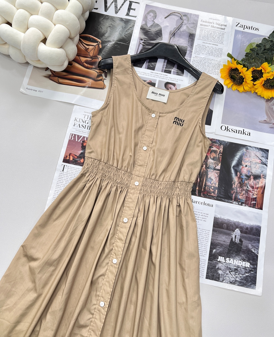 🆕Miumiu2025SS新款无袖背心连衣裙，定制YB斜纹全棉材质 质感舒适 垂顺有型 纽扣开襟连衣裙 