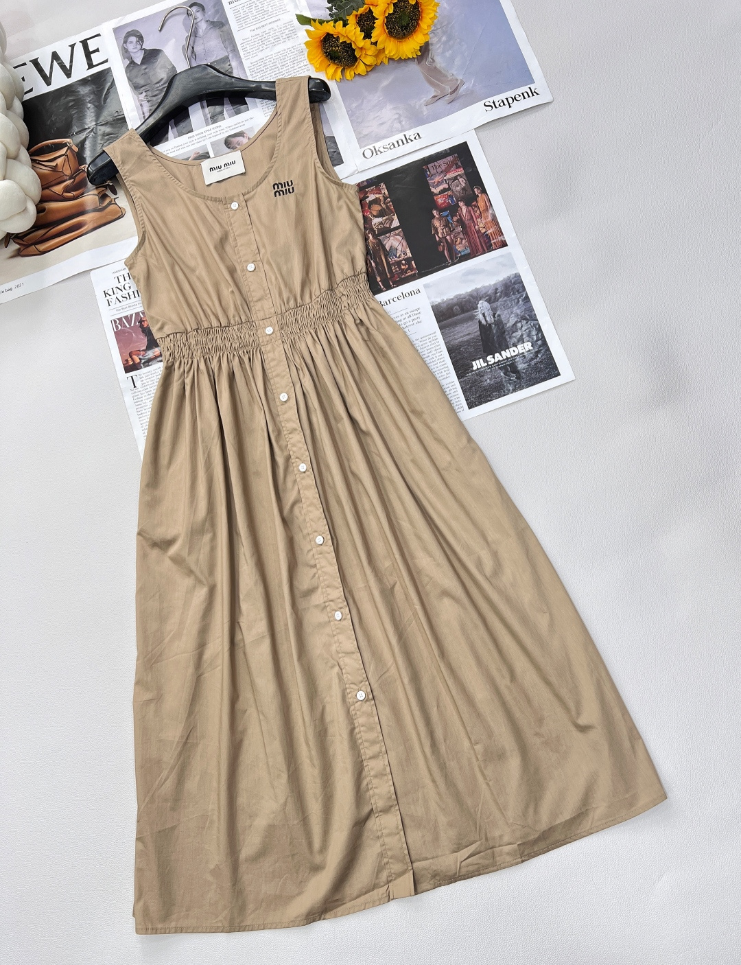 🆕Miumiu2025SS新款无袖背心连衣裙，定制YB斜纹全棉材质 质感舒适 垂顺有型 纽扣开襟连衣裙 