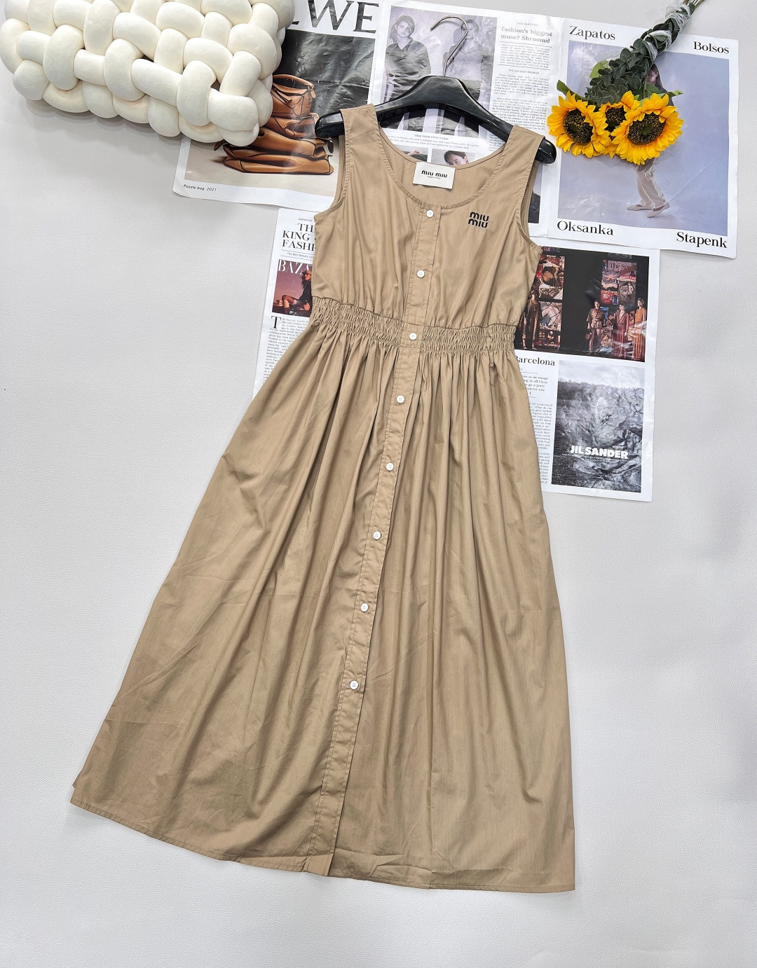 NO:417102,Miumiu2025SS new sleeveless vest dress, customized YB twill cotton material, comfortable texture, smooth and stylish, button-cutting dress, comfortable folding, full score for waist pleats, easy to divide the ratio of short and long, very few restrictions on the body, create a literary style outfit with a full sense of relaxation and relaxation, increase the casual atmosphere, letter logo enhances the brand style, meets various needs for commuting and dating, outfits make it look more age-reducing, customized surface accessories, accurate version, complete three standards, monochrome size sml code,,miumiu, skirts, alexander wang19860909Miumiu2025SS新款无袖背心连衣裙,定制YB斜纹全棉材质 质感舒适 垂顺有型 纽扣开襟连衣裙 收型舒适 腰间褶皱打榄包容满分 轻松划分上短下长好比例 对身材限制极少 打造休闲松弛感满分的文艺风穿搭 增加休闲气息 字母徽标提升品牌格调 满足通勤约会多种需求 穿搭更显减龄俏皮 定制面辅料 认准版本 ,三标齐全,单色出 尺码sml 编码,,miumiu,skirts,alexander wang,Women's clothing