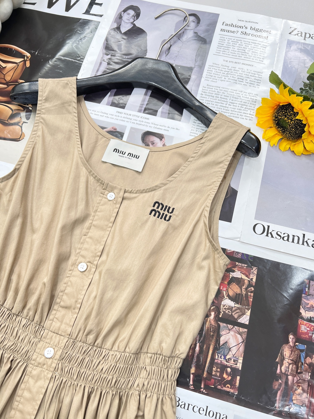 🆕Miumiu2025SS新款无袖背心连衣裙，定制YB斜纹全棉材质 质感舒适 垂顺有型 纽扣开襟连衣裙 
