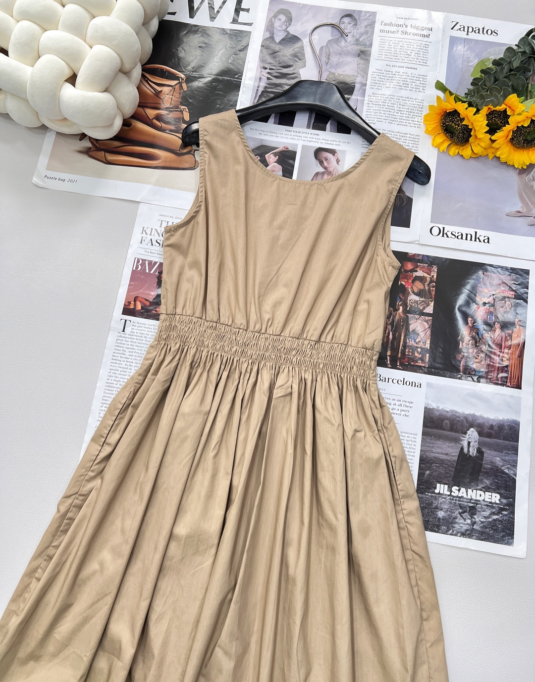 🆕Miumiu2025SS新款无袖背心连衣裙，定制YB斜纹全棉材质 质感舒适 垂顺有型 纽扣开襟连衣裙 