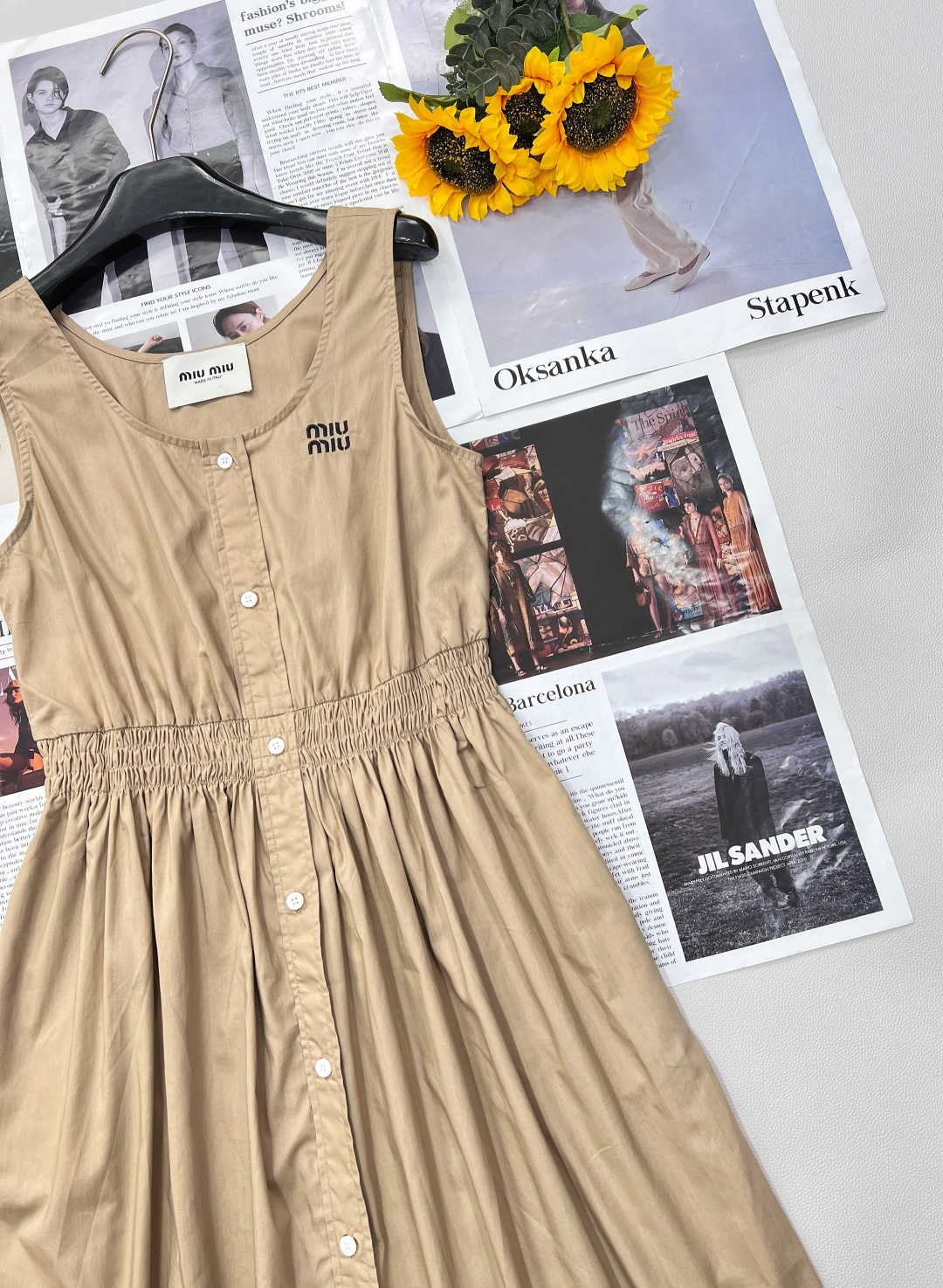 🆕Miumiu2025SS新款无袖背心连衣裙，定制YB斜纹全棉材质 质感舒适 垂顺有型 纽扣开襟连衣裙 