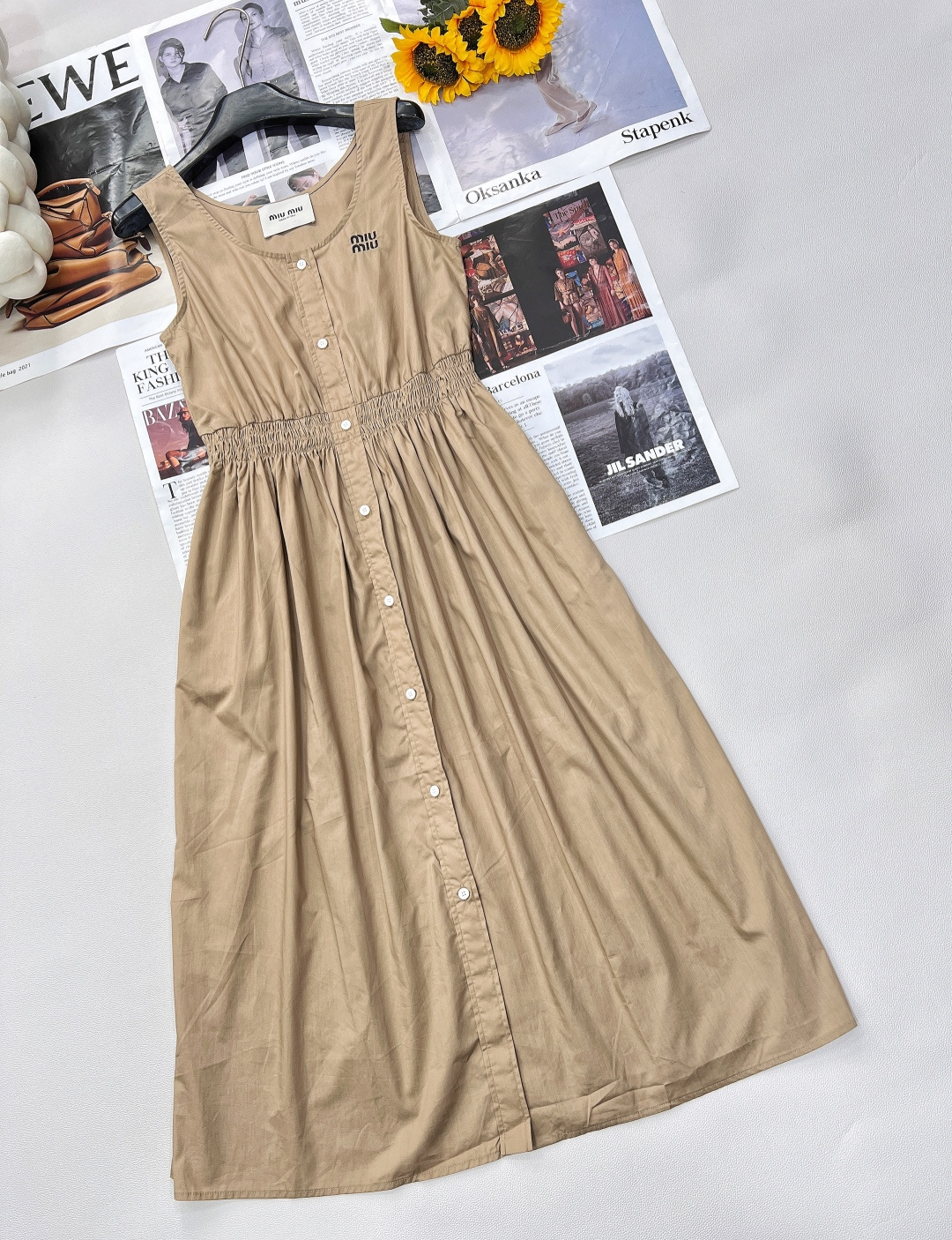 🆕Miumiu2025SS新款无袖背心连衣裙，定制YB斜纹全棉材质 质感舒适 垂顺有型 纽扣开襟连衣裙 