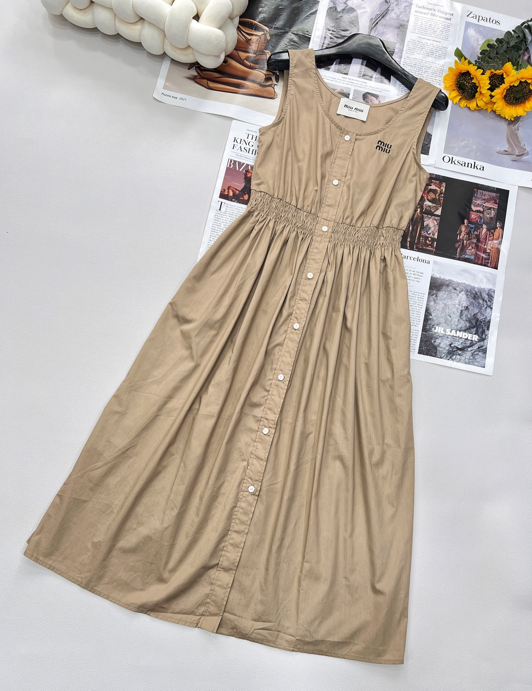 🆕Miumiu2025SS新款无袖背心连衣裙，定制YB斜纹全棉材质 质感舒适 垂顺有型 纽扣开襟连衣裙 