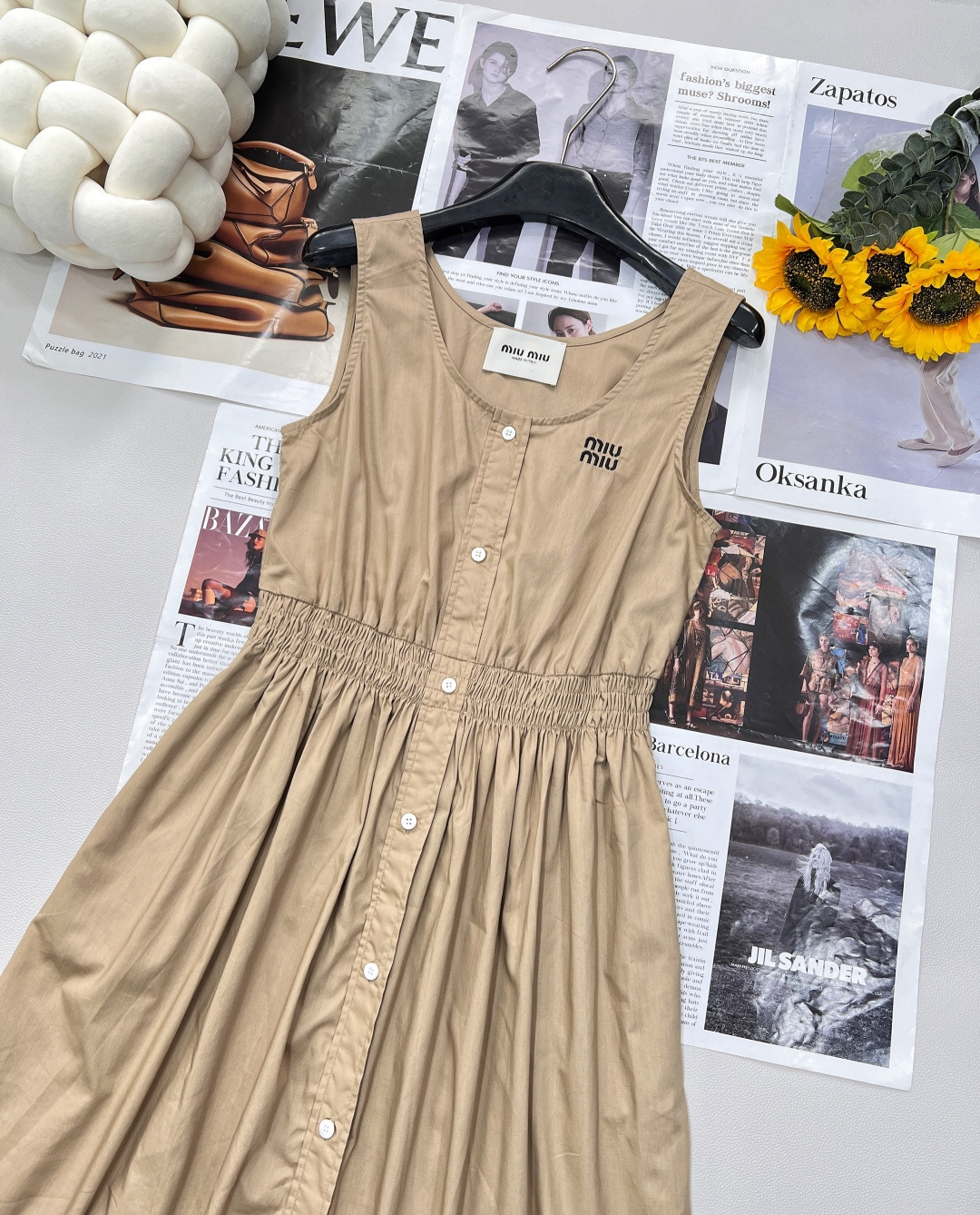 🆕Miumiu2025SS新款无袖背心连衣裙，定制YB斜纹全棉材质 质感舒适 垂顺有型 纽扣开襟连衣裙 