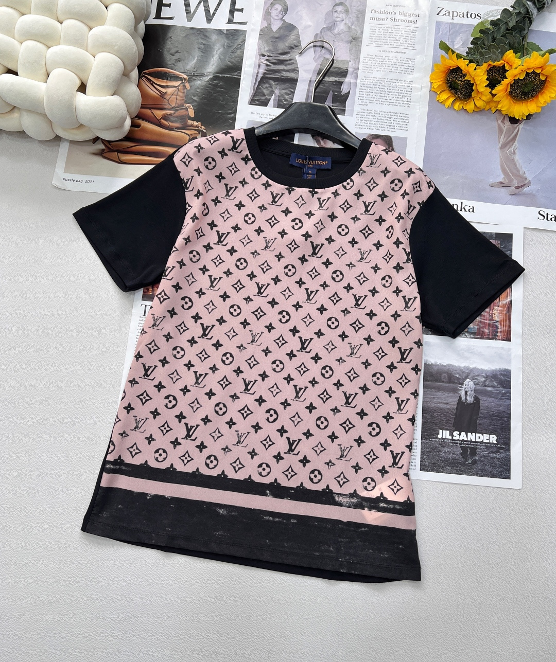 NO:417048,Louis Vuittou 2025 new spliced ​​printed letter short-sleeved T-shirt custom YB silk cotton material restores quality high-end comfort loose T-shirt cut highlights the brand style Made of gram-weight pure cotton with a slight elasticity Presents a slim visual effect Full of large-body four-leaf clover elements on the front and dark presbyterian letters The hem cuffs are spliced ​​plain to echo the back The playful and fashionable feeling is immediately visible Jumping color matching creates a personalized style Fashionable and relaxed outfits Single wear inner wear and stylish Customized surface accessories Definite version, three standards are complete, large-scale products Size sml code,,louis vuitton, T-shirt,tees, t-shirt,alexander wang19860909Louis Vuittou2025新款拼接印花字母短袖T恤 定制YB蚕丝棉材质 还原品相 高级舒适 宽松T恤裁剪 凸显品牌格调 采用克重纯棉制成 略带有弹力 呈现显瘦视觉效果 正面大身四叶草元素和深浅老花字母满铺 下摆袖口拼接素色 与后背呼应 俏皮时尚感立现 跳跃配色打造个性风格 穿搭时髦松弛 单穿内搭都出彩时髦 定制面辅料 认准版本,三标齐全,大货出 尺码sml 编码,,louis vuitton,T-shirt,tees，t-shirt,alexander wang,Women's clothing