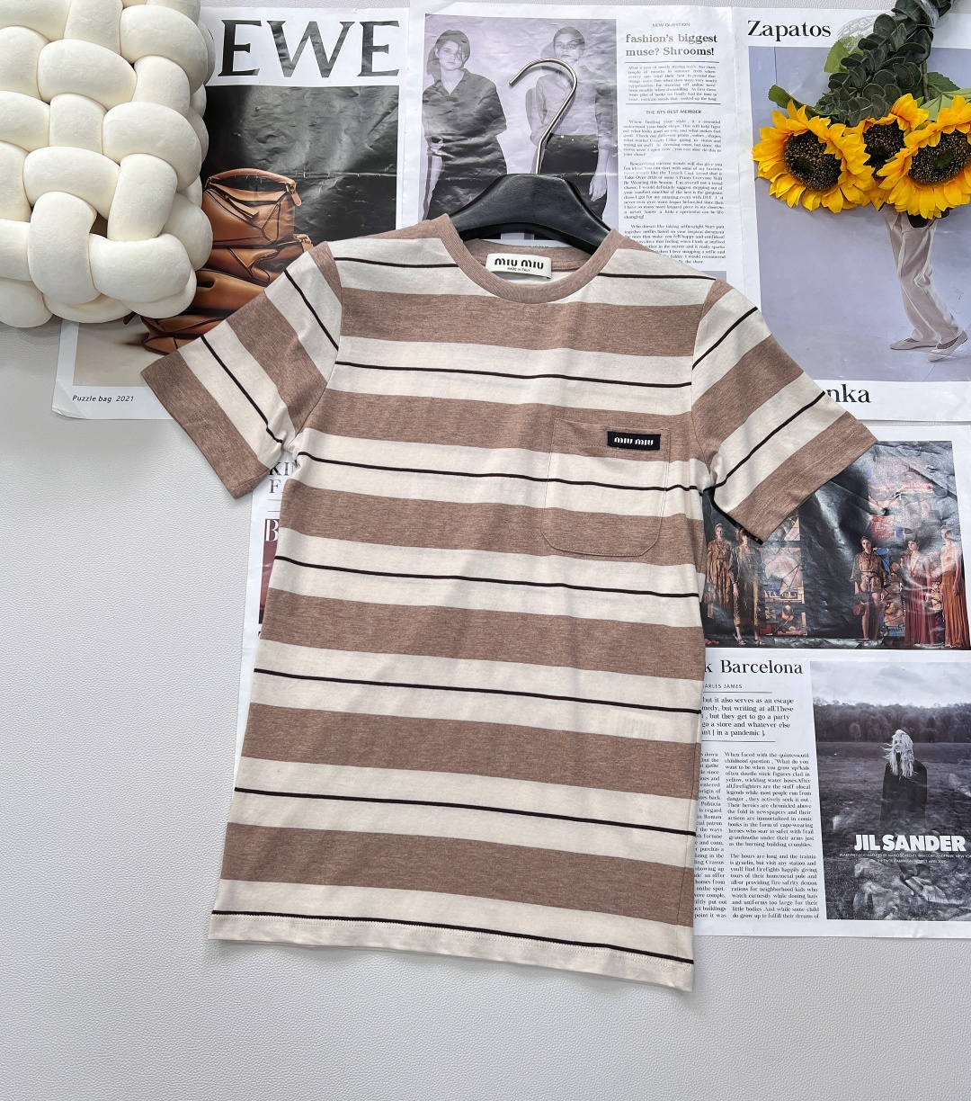 NO:417062,Miumiu25SS Spring and Summer New Logo Contrast Stripe Short-Sleeve T-Shirt丨Exclusive YB Development!  High-end production!  The thickness of khaki stripes is intertwined, and the layering is amazing!  The upper edge of the chest pocket is decorated with logos that highlight the style concept. The tailored upper body presents a casual and lazy feeling!  Stripes are the kind of visual sense that looks good no matter how you wear them. Stripe control can close your eyes and show your temperament when you wear them!  Fashion and relaxation are the tricks to high-end feeling~ Every day is a casual and comfortable day. The appearance is given to it. The trump card in minimalist outfits. Size sml code, miumiu, T-shirt, tees, t-shirt, alexander wang19860909Miumiu25SS春夏新款徽标撞色条纹短袖T恤丨独家yb开发！高版出品！卡其色条纹粗细交错,层次感搭配绝了！胸前口袋上缘点缀徽标凸显格调理念 剪裁上身呈现休闲慵懒的休闲感！条纹就是怎么穿都好看的那种敲有生命力的即视感 条纹控可以闭眼入 实穿又显气质！ 时尚又松弛才是高级感的诀窍～ 每天都是随意又舒适的一天颜值就交给它了 极简穿搭里的王牌 尺码sml 编码,,miumiu,T-shirt,tees，t-shirt,alexander wang,Women's clothing