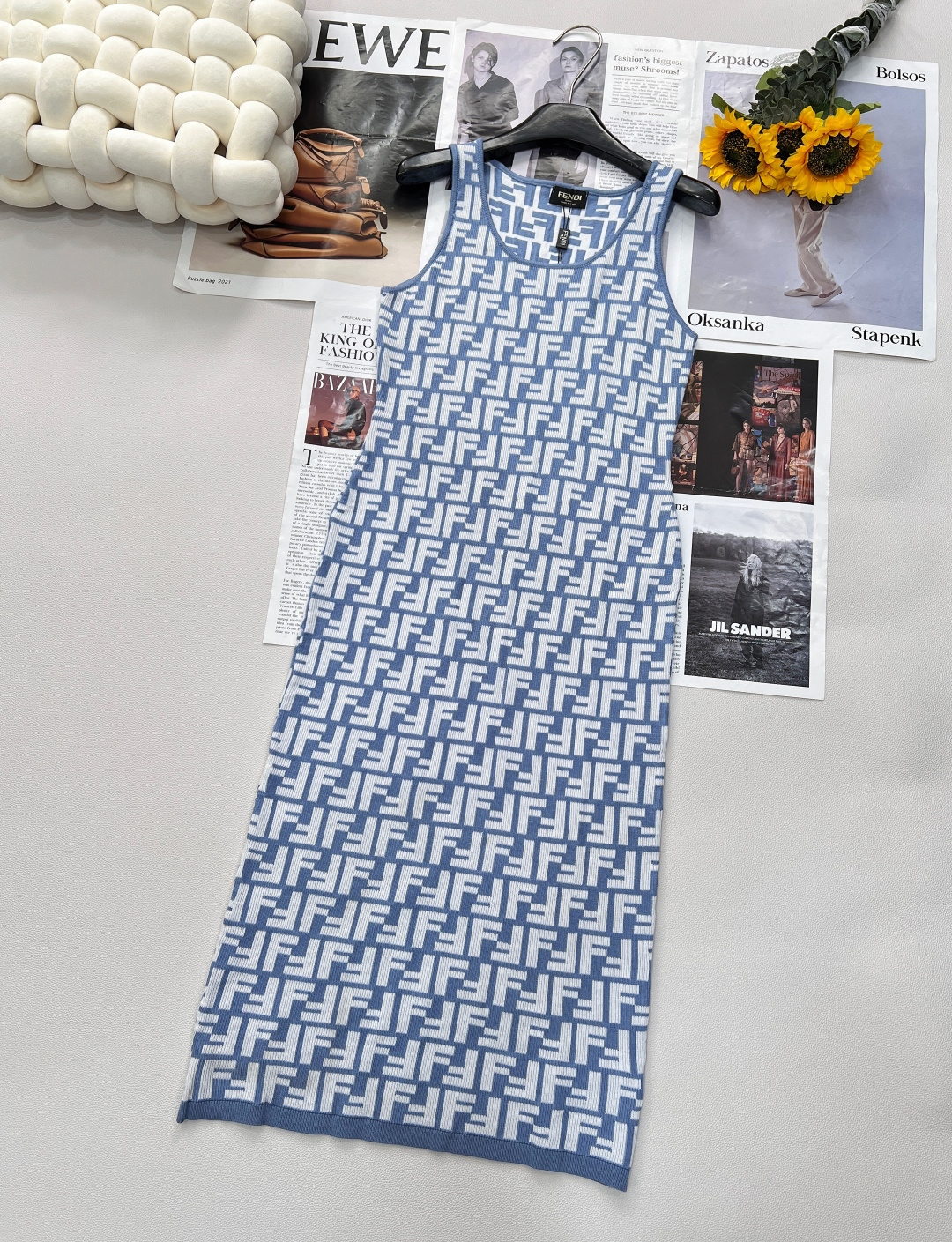 NO:417074,FENDI25 spring and summer new double F letter jacquard cotton slim vest knitted dress is romantically released. This dress cleverly integrates classic double F letter jacquard elements into the design. Each texture tells the exquisiteness and style of French fashion, unique without losing elegance, and easily becomes the focus of everyone. Selected cotton fabrics are skin-friendly and soft, and are as light as clouds. Excellent breathability allows you to stay refreshed in the hot summer, say goodbye to the stuffy and sticky, and enjoy comfort and comfort.  The slim fit style is ingenious and precisely outlines the body curves, perfectly presenting the softness and graceful posture of women. The sleeveless vest design reveals the slender arms and graceful shoulders and neck lines, and the coexistence of sexy and elegant. Whether you are strolling on the streets in the afternoon or attending exquisite parties, it can make you confident and charming. It is a fusion of French romance and modern fashion, and it is an indispensable three-standard fashion item in your wardrobe!  Large-scale size sml code, fendi, skirts, alexander wang19860909FENDI25春夏新款双F字母提花棉质修身背心针织连衣裙,浪漫登场. 这款连衣裙,将经典双F字母提花元素巧妙融入设计,每一处纹理都诉说着法式时尚的精致与格调,独特而不失优雅,轻松成为众人焦点. 精选棉质面料,亲肤柔软,如云朵般轻盈贴肤.出色的透气性,让你在炎炎夏日也能时刻保持清爽,告别闷热黏腻,尽享舒适惬意. 修身版型匠心独运,精准勾勒身体曲线,将女性的柔美与曼妙身姿完美呈现.无袖背心设计,露出纤细手臂与优美肩颈线条,性感与优雅并存.无论是漫步在午后街头,还是出席精致聚会,它都能让你自信满满,魅力四射.是法式浪漫与现代时尚的融合,是你衣橱中不可或缺的时尚单品三标齐全！大货出 尺码sml 编码,,fendi,skirts,alexander wang,Women's clothing