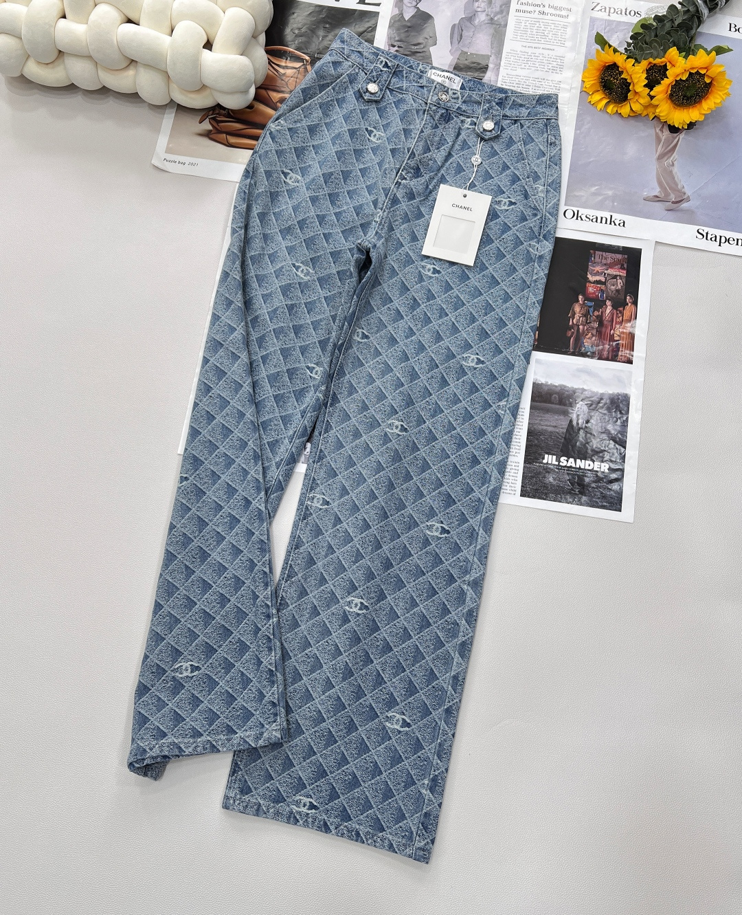 NO:417088,Chanel25Ss early spring new diamond printed jeans | Exclusive high-end production!  This pair of jeans is definitely a must-have style this year, everyone is looking for!  The style can be directly conferred a god!  The top body is absolutely king jeans!  Save the beautiful legs of the Buwan, an absolute straight leg artifact!  Slimming, lifting your arms and legs in one step, contracting your various tops and raising your waistline. It is highly recommended to make a small person look 30% of the body shape even if you are wearing it!  A fashionable person must have one in his wardrobe!  Complete three standards!  Large-scale size sml code, chanel, jeans, alexander wang19860909Chanel25Ss早春新款菱格印花牛仔裤丨独家高版出品！这条牛仔裤绝对是今年必入的款人手一条 万人求的款式！版型直接可以封神！上身绝对王炸牛仔裤！拯救不丸美腿型 绝对的直腿神器！显瘦提臂拉腿一步到位承包你的各种上衣搭配抬高腰线 让小个子也能穿出三七分身材比例强烈推荐！时髦人的衣柜里一定要拥有一条！三标齐全！大货出 尺码sml 编码,,chanel,jeans,alexander wang,Women's clothing