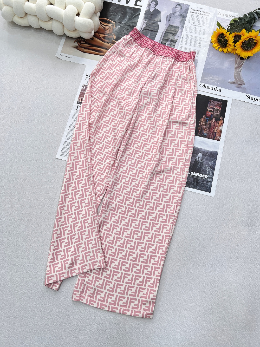 NO:417096,Fendi webbing contrasting color wide-leg trousers customized YB imported twill thick material, delicate and soft texture, smooth and smooth double F full print, luxurious and elegant webbing elastic waist color contrasting color, neat and elegant wide-leg trousers, wear and loose outfits, daily commuting, customized surface accessories, large goods are shipped ~ Size sml code,,fendi,alexander wang19860909Fendi织带撞色阔腿长裤定制YB进口斜纹稠材质 质感细腻柔软 滑爽垂顺 双F满印 奢华典雅 织带松紧腰头撞色 剪裁利落大方 阔腿长裤 穿搭保送松弛 日常通勤都 定制面辅料 大货出～ 尺码sml 编码,,fendi,alexander wang,Women's clothing