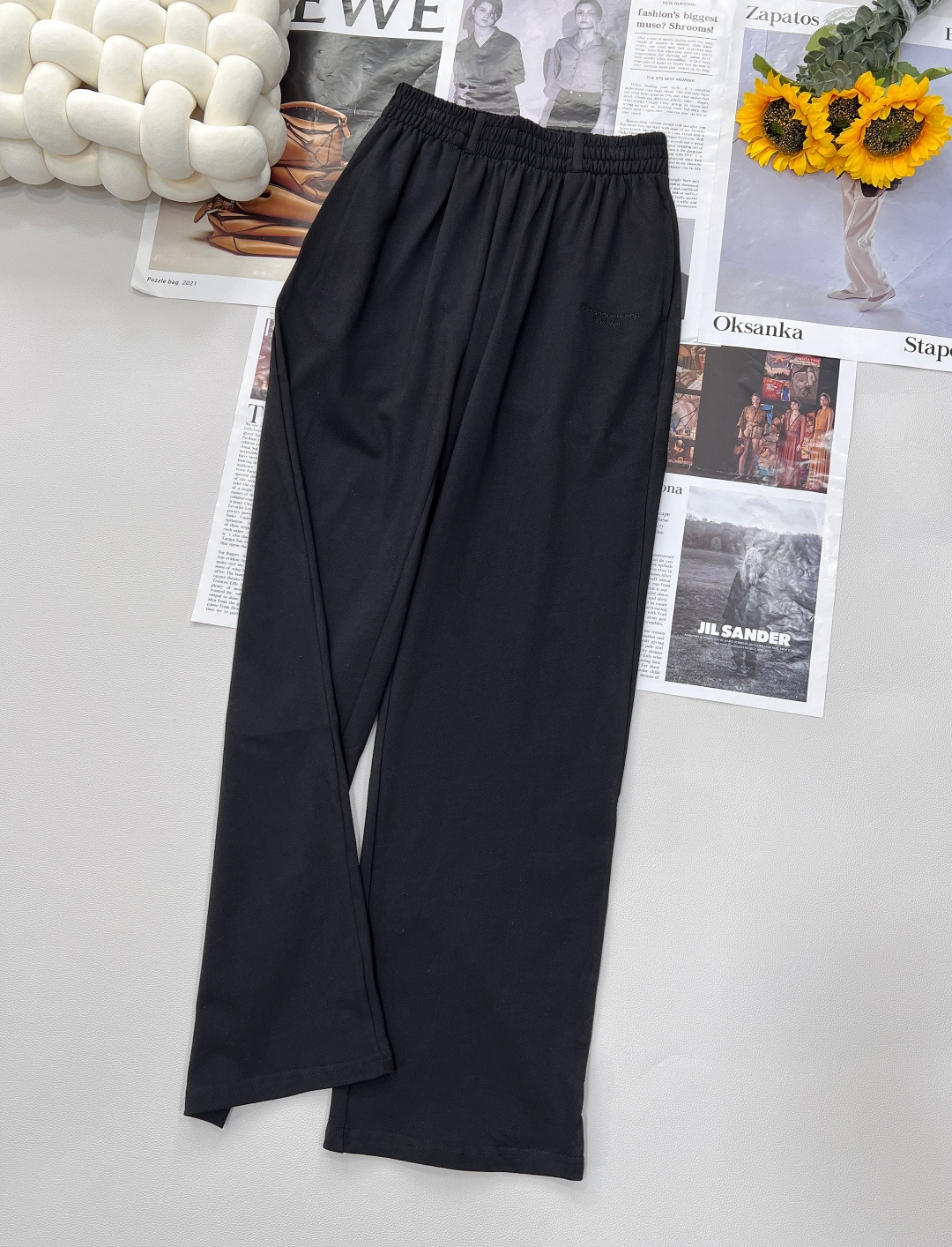 NO:419939,Alexanderwang's new alphabet embroidered straight casual pants, straight-fitting, classic and versatile, can adapt to various leg shapes, modify the leg lines, and make the legs look straight and slender. The exquisite Alexander's letter embroidery, as the finishing touch, cleverly incorporates trendy elements, highlights unique taste and personality attitude, as if silently telling your fashion proposition. Strictly select comfortable fabrics, which combine soft and skin-friendly and breathable, and is also free to wear with close-fitting. Whether it is daily travel, friends' gatherings, or casual office, you can give you a free and easy experience all the time. This Alexander's letter embroidered straight casual pants are a perfect combination of fashion and comfort, adding an indispensable charm item to your wardrobe!  Complete three standards, large-scale products, size sml code, alexander wang19860909alexanderwang新款字母刺绣直筒休闲裤,直筒版型,经典又百搭,能适配各种腿型,修饰腿部线条,让双腿更显笔直修长.精致的亚历山大字母刺绣,作为点睛之笔,巧妙融入潮流元素,彰显独特品味与个性态度,仿佛在无声诉说你的时尚主张.严选舒适面料,兼具柔软亲肤与透气性能,贴身穿着也毫无负担.无论是日常出行、朋友聚会,还是休闲办公,都能给你全天候的自在体验.这条亚历山大字母刺绣直筒休闲裤,是时尚与舒适的完美融合,为你的衣橱增添不可或缺的魅力单品！三标齐全,大货出 尺码sml 编码,,alexander wang,Women's clothing