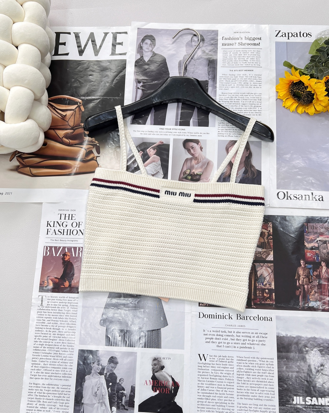 NO:419949,Miu Miu 25Ss spring and summer new micro-label knitted suspenders and skirts are combined with customized yarns, accurately replicated 1:1. Classic contrasting stripes and exquisite brand logo embroidery are perfectly matched, and every detail reveals the style of a big brand, easily creating a luxurious atmosphere. - Elastic knitted short skirt cleverly fits the hip shape, outlining charming curves without any tension. The top suspender design has the right skin exposure, fashionable and elegant. The overall shape is comfortable and fashionable. Whether it is a young girl or an urban beauty, you can easily control it, becoming a sweetheart in age reduction in seconds. - The fabric is soft and skin-friendly, and has excellent breathability. Even in the hot summer, it can bring a refreshing dressing experience, allowing you to be beautiful without discounts. The spot is ready, take the lead in owning this fashion, let you become the focus of the street in spring and summer!  Complete three standards for single out!  Size sml suspender code, miumiu, skirts, alexander wang19860909Miu Miu 25Ss春夏新款微标针织吊带与半裙组合,采用定制纱线,精准1:1复刻原版.经典撞色条纹与精致品牌Logo刺绣完美搭配,每一处细节都流露着大牌格调,轻松打造奢华氛围感. -弹力针织短裙,巧妙贴合臀型,勾勒迷人曲线却毫无紧绷感.上装吊带设计,露肤度恰到好处,时髦又不失优雅.整体造型兼具舒适与时尚,无论是青春少女还是都市丽人,都能轻松驾驭,秒变减龄甜心. -面料柔软亲肤,透气性极佳,即使在炎炎夏日,也能带来清爽穿着体验,让你美丽不打折. 现货已就绪,抢先一步拥有这份时尚,让你在春夏之际成为街头焦点！单出三标齐全！ 尺码sml 吊带编码,,miumiu,skirts,alexander wang,Women's clothing