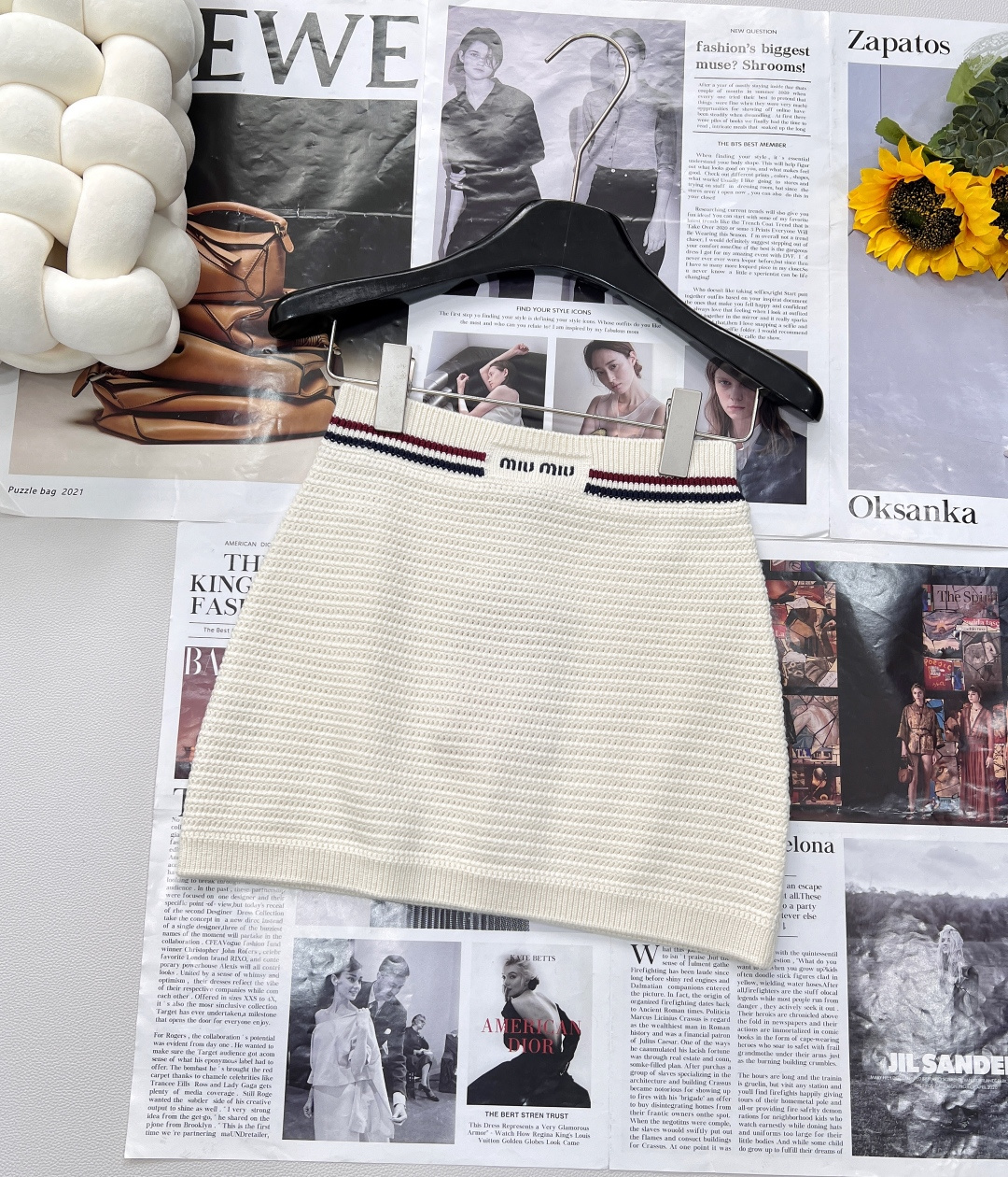 NO:419963,Miu Miu 25Ss spring and summer new micro-label knitted suspenders and skirts are combined with customized yarns, accurately replicated 1:1. Classic contrasting stripes and exquisite brand logo embroidery are perfectly matched, and every detail reveals the style of a big brand, easily creating a luxurious atmosphere. - Elastic knitted short skirt cleverly fits the hip shape, outlining charming curves without any tension. The top suspender design has the right skin exposure, fashionable and elegant. The overall shape is comfortable and fashionable. Whether it is a young girl or an urban beauty, you can easily control it, becoming a sweetheart in age reduction in seconds. - The fabric is soft and skin-friendly, and has excellent breathability. Even in the hot summer, it can bring a refreshing dressing experience, allowing you to be beautiful without discounts. The spot is ready, take the lead in owning this fashion, let you become the focus of the street in spring and summer!  Complete three standards for single out!  Size sml skirt code, miumiu, skirts, alexander wang19860909Miu Miu 25Ss春夏新款微标针织吊带与半裙组合,采用定制纱线,精准1:1复刻原版.经典撞色条纹与精致品牌Logo刺绣完美搭配,每一处细节都流露着大牌格调,轻松打造奢华氛围感. -弹力针织短裙,巧妙贴合臀型,勾勒迷人曲线却毫无紧绷感.上装吊带设计,露肤度恰到好处,时髦又不失优雅.整体造型兼具舒适与时尚,无论是青春少女还是都市丽人,都能轻松驾驭,秒变减龄甜心. -面料柔软亲肤,透气性极佳,即使在炎炎夏日,也能带来清爽穿着体验,让你美丽不打折. 现货已就绪,抢先一步拥有这份时尚,让你在春夏之际成为街头焦点！单出三标齐全！ 尺码sml 半裙编码,,miumiu,skirts,alexander wang,Women's clothing