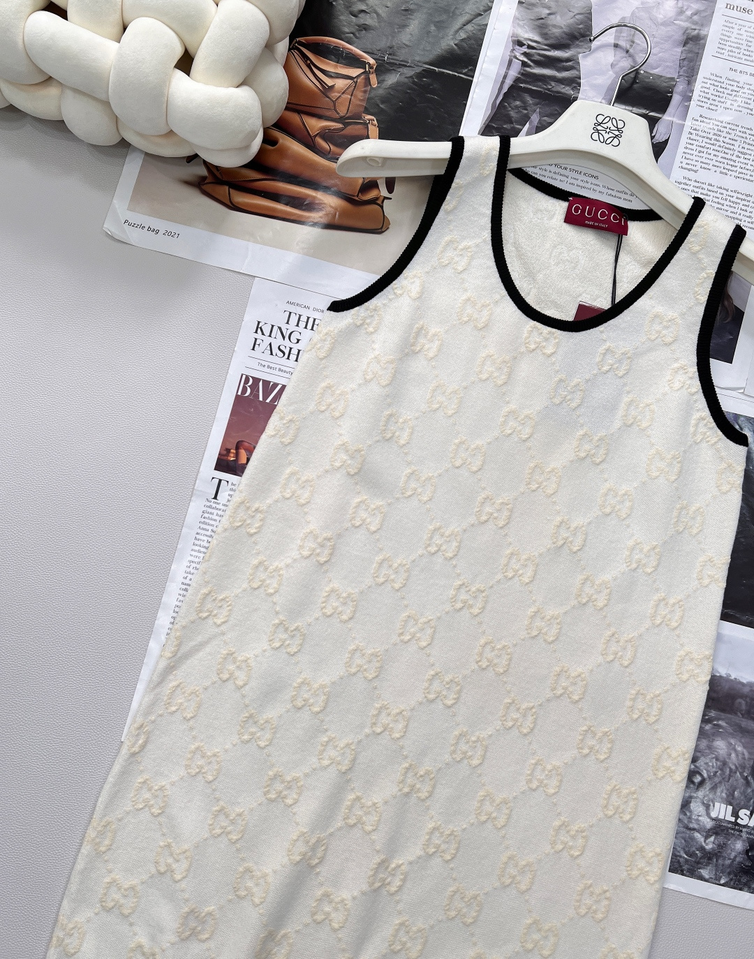 🆕Gucci 新品提花针织背心裙。 - 采用定制YB全棉纱线精心织造，质感细腻且高级，触肤瞬间便能感知其