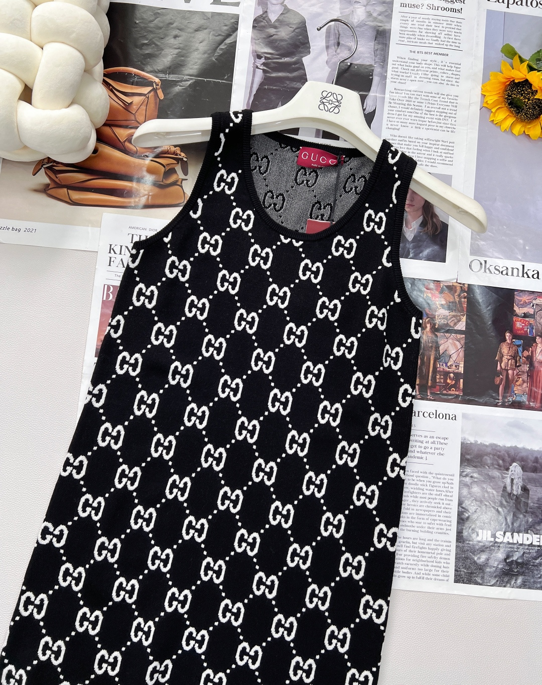 🆕Gucci 新品提花针织背心裙。 - 采用定制YB全棉纱线精心织造，质感细腻且高级，触肤瞬间便能感知其