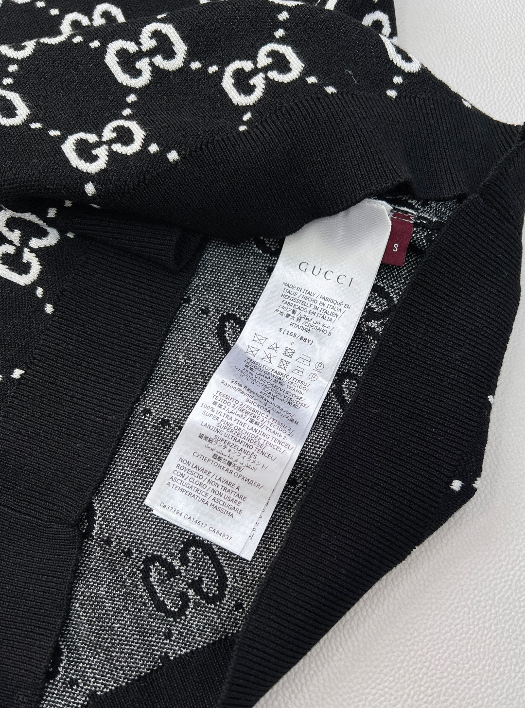 🆕Gucci 新品提花针织背心裙。 - 采用定制YB全棉纱线精心织造，质感细腻且高级，触肤瞬间便能感知其