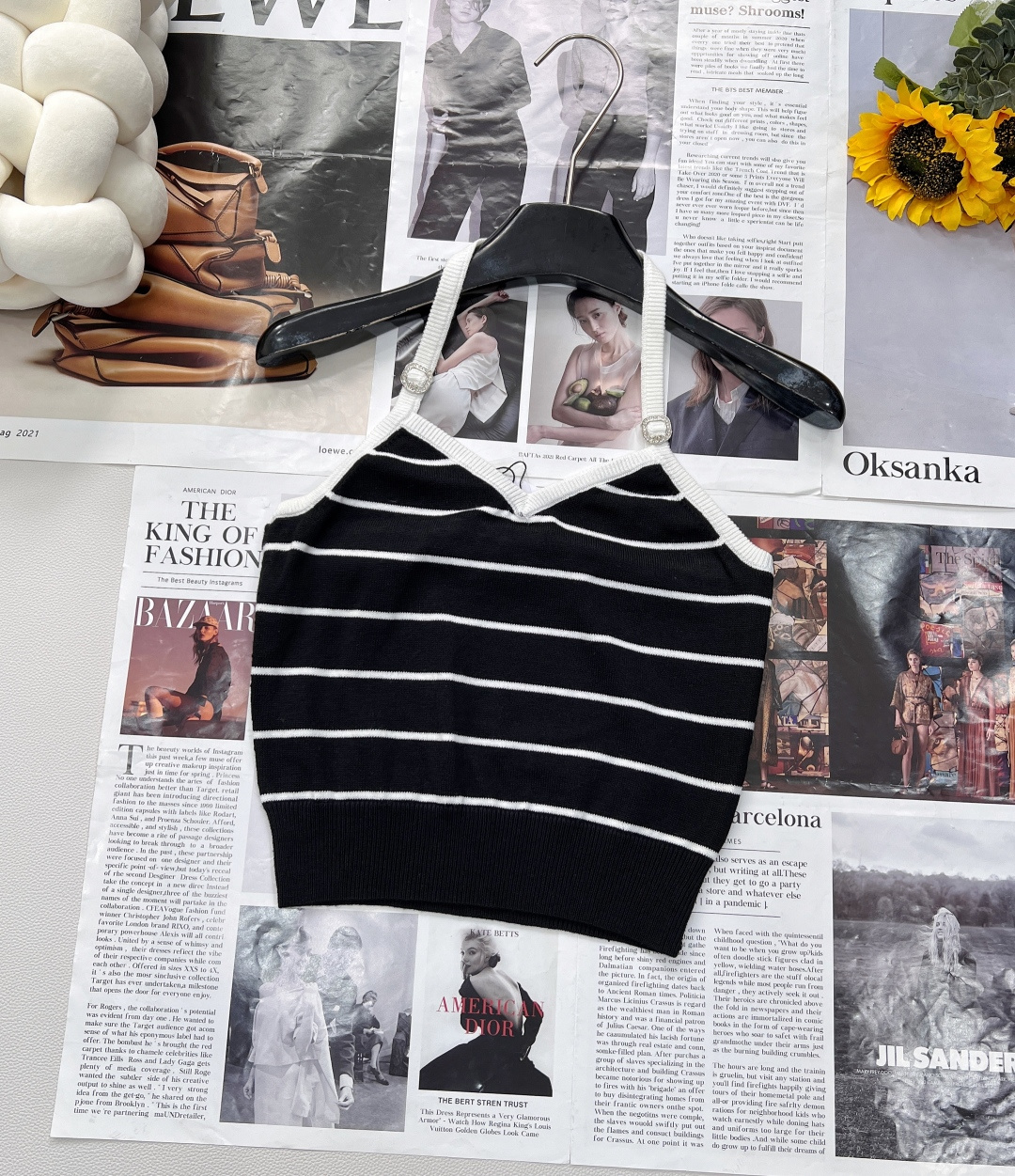 NO:420025,CHANEL25SS summer new product neck striped knitted suspender vest, halter neck style, unique and special, cleverly modifying the neck lines, revealing the beautiful shoulders and back, and easily create a sexy atmosphere. The classic black and white stripes are simple but not lacking in style, continuing the usual elegant charm of Xiaoxiang style, and integrating modern fashion elements, which can become the focus of everyone at any time. Knitted fabrics have soft and delicate touch, excellent breathability, and can also remain refreshed in the hot summer, saying goodbye to stuffy and sticky. The elasticity is just right, fit the body but not tight, and move freely, allowing comfort and fashion to coexist perfectly. The outfit is diverse and the style is ever-changing, and it can easily create a trendy street look. This is not only a suspender vest, but also the embodiment of Xiaoxiang's fashion aesthetics. What you see in real photos is what you get, and the three standards are complete!  Two-color large-scale goods, size sml code, chanel, alexander wang19860909CHANEL25SS夏季新品挂脖条纹针织吊带背心,挂脖款式,独特别致,巧妙修饰颈部线条,露出优美肩背,轻松营造性感氛围感.黑白经典条纹,简约却不失格调,延续小香风一贯的优雅韵味,又融入现代时尚元素,无论何时都能成为众人焦点.针织面料,触感柔软细腻,透气性能卓越,在炎炎夏日也能保持清爽,告别闷热黏腻.弹力恰到好处,贴合身形却不紧绷,活动自如,让舒适与时尚完美共存. 穿搭多元,风格百变,轻松打造潮流感十足的出街造型. 这不仅是一件吊带背心,更是小香时尚美学的体现.实拍图所见即所得,三标齐全！两色大货出 尺码sml 编码,,chanel,alexander wang,Women's clothing