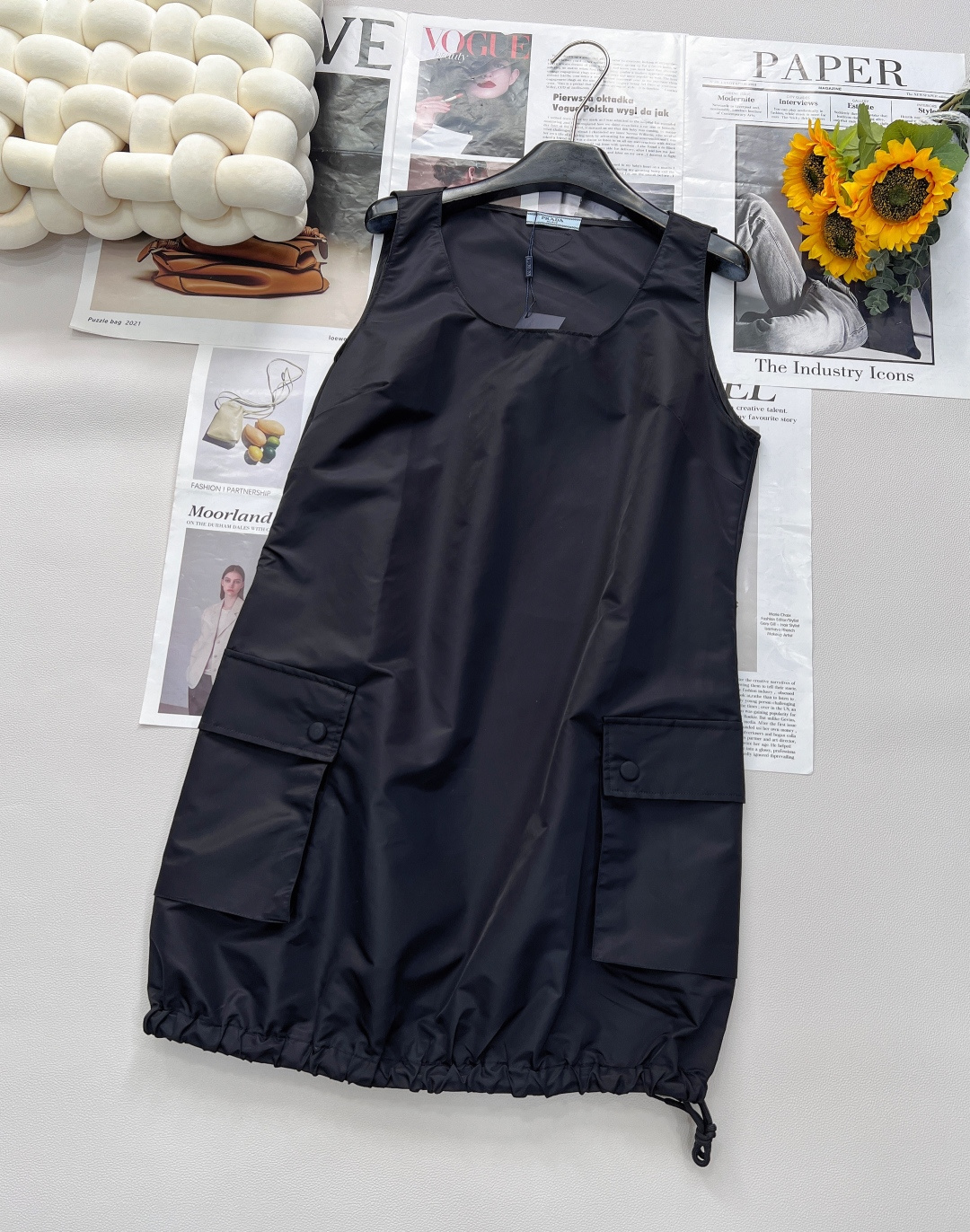 NO:419957,PRADA's new spring and summer workwear large pocket nylon vest skirt continues the cut of a small A-line doll skirt, with sweet and age-reducing attributes, as if returning to Girls' Generation with one click. The large-open U-line collar not only modifies the neck lines, but also adapts to various stackings, unlocking a variety of styles. The iconic triangle logo enamel on the back shows the brand style in a low-key manner. It is an exclusive medal for Prada girls. Customized light nylon fabric, full of drapery, cool tones and high-end black, versatile and not picky. Whether it is commuting, going out or dating, it can be easily controlled and becomes your fashion confidence.  The large pocket design of hem is a perfect combination of playfulness and practicality. It not only adds a cute atmosphere, but also allows you to easily store small objects, and is full of practicality. The hem drawstring can be adjusted at will, and the shape can be switched at will to meet the needs of different scenarios. Customized logo hardware, with exquisite workmanship inside and outside, demonstrating quality and craftsmanship. Whether it is to wear it alone to show your own self, or to layer T-shirts and shirts to create a layered outfit, this vest skirt can make you the focus of fashion. Come and take this unique Prada style charm into your pocket!  Complete three standards!  Size sml code, prada, skirts,tees,t-shirt,alexander wang19860909PRADA2025春夏新款工装大口袋尼龙背心裙,延续小A字娃娃裙剪裁,自带甜美减龄属性,仿佛一键回到少女时代.大开口U字领,不仅修饰颈部线条,更超适配各种叠搭,解锁多样风格.后背标志性三角形logo徽标珐琅,低调间彰显品牌格调,是Prada女孩的专属勋章.定制轻盈尼龙面料,垂坠感十足,冷色调高级黑,百搭不挑人,无论是通勤、出街还是约会,都能轻松驾驭,成为你的时尚底气. 下摆工装大口袋设计,是俏皮与实用的完美融合.既增添可爱氛围,又能轻松收纳小物件,实用度拉满.裙摆抽绳可随心调节,随意切换造型,满足不同场景需求.定制logo五金,内外做工精致入微,彰显品质与匠心. 无论是单穿展现率性自我,还是叠搭T恤、衬衣打造层次感穿搭,这条背心裙都能让你成为时尚焦点.,快将这份Prada式的独特魅力收入囊中！三标齐全！ 尺码sml 编码,,prada,skirts,tees，t-shirt,alexander wang,Women's clothing