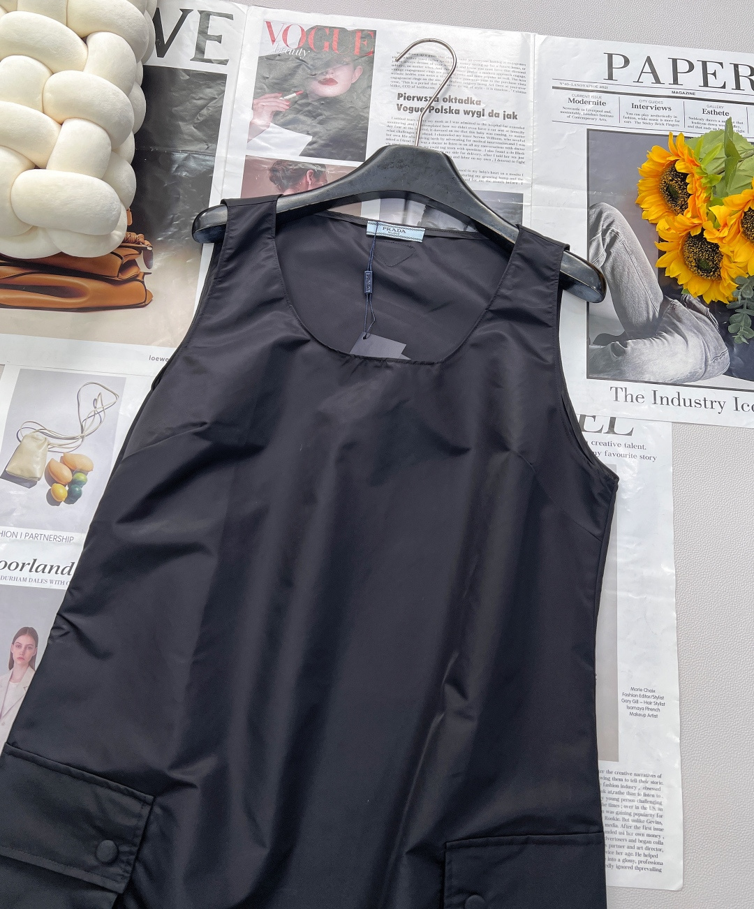 🆕PRADA春夏新款工装大口袋尼龙背心裙，延续小A字娃娃裙剪裁，自带甜美减龄属性，仿佛一键回到少女时代。