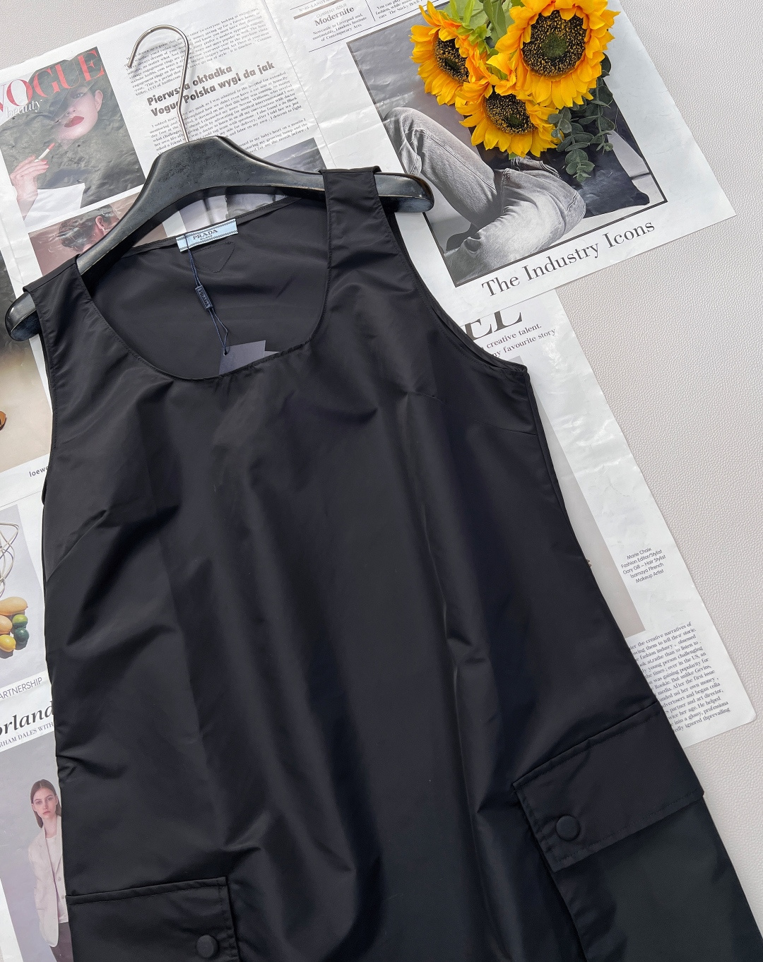 🆕PRADA春夏新款工装大口袋尼龙背心裙，延续小A字娃娃裙剪裁，自带甜美减龄属性，仿佛一键回到少女时代。
