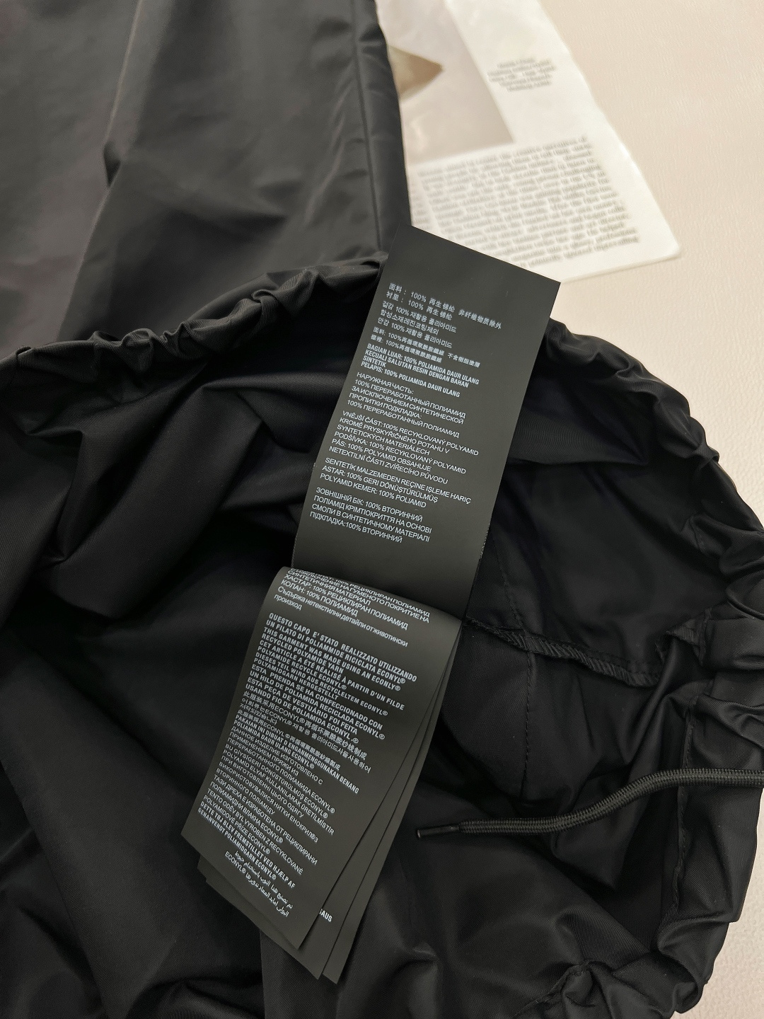 🆕PRADA春夏新款工装大口袋尼龙背心裙，延续小A字娃娃裙剪裁，自带甜美减龄属性，仿佛一键回到少女时代。