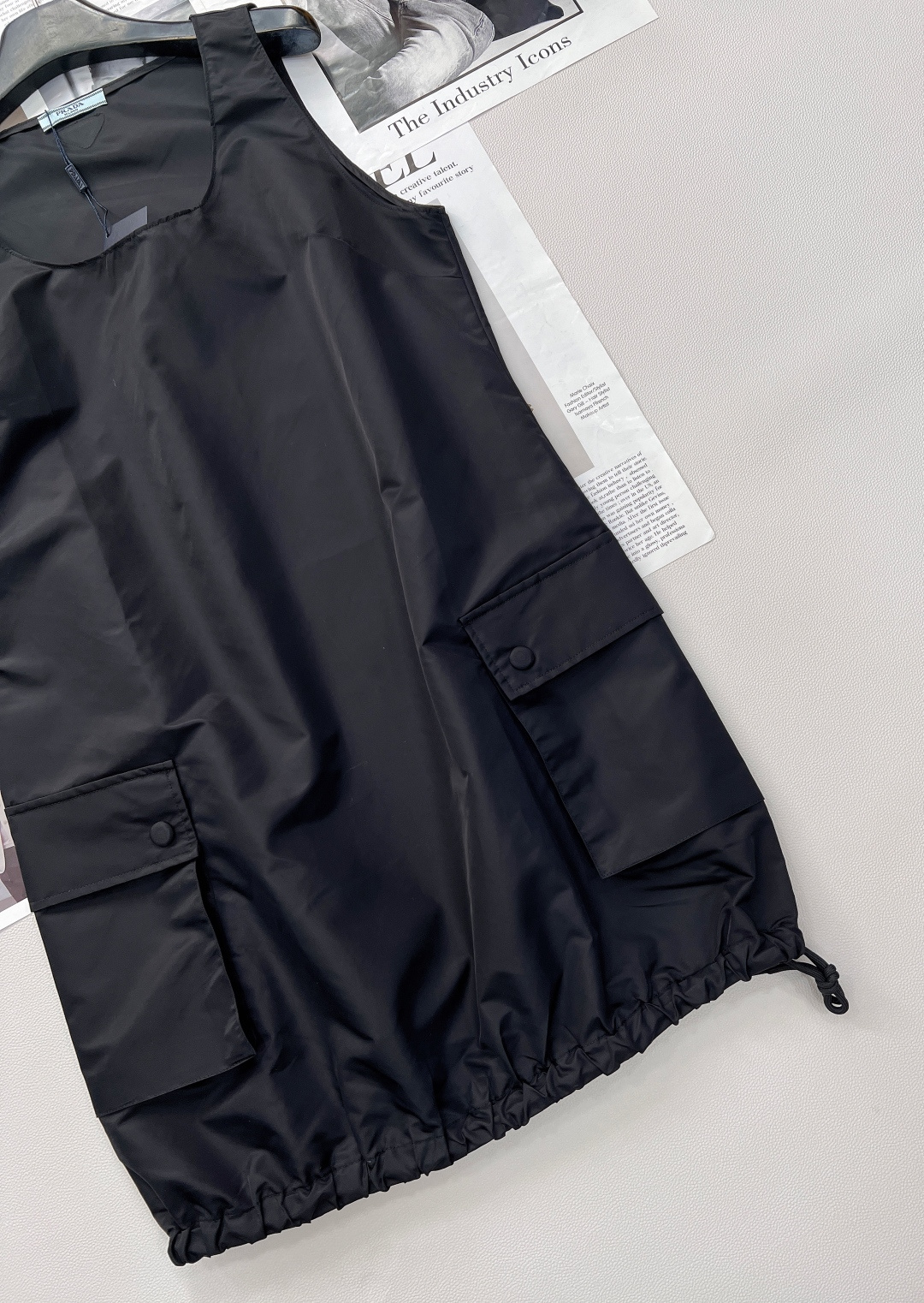 🆕PRADA春夏新款工装大口袋尼龙背心裙，延续小A字娃娃裙剪裁，自带甜美减龄属性，仿佛一键回到少女时代。