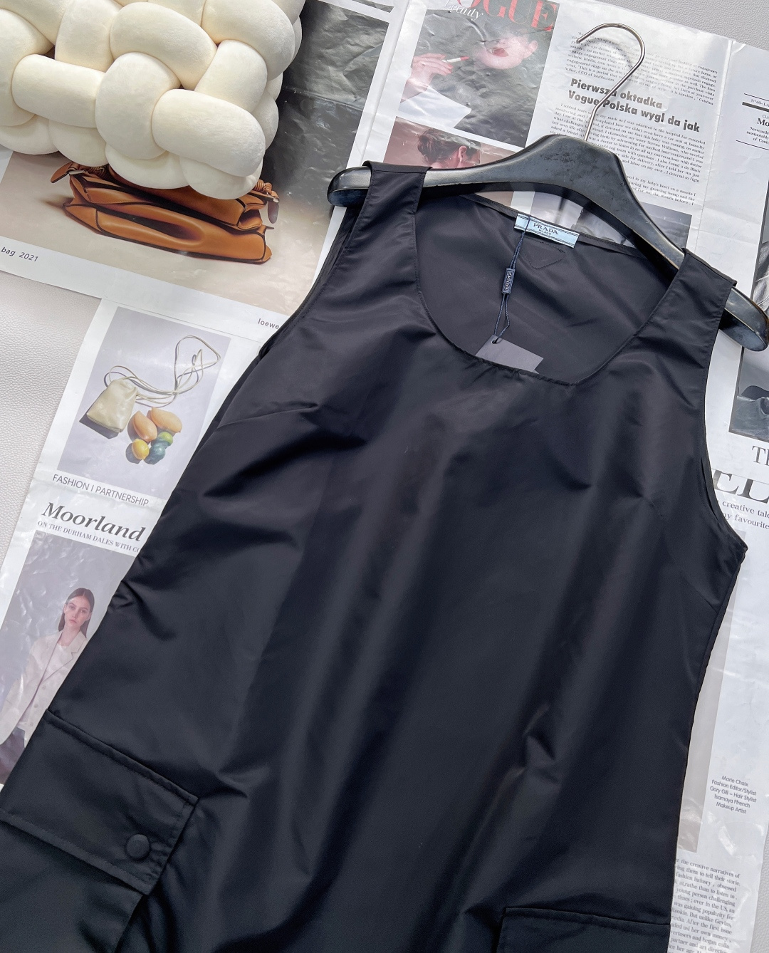🆕PRADA春夏新款工装大口袋尼龙背心裙，延续小A字娃娃裙剪裁，自带甜美减龄属性，仿佛一键回到少女时代。
