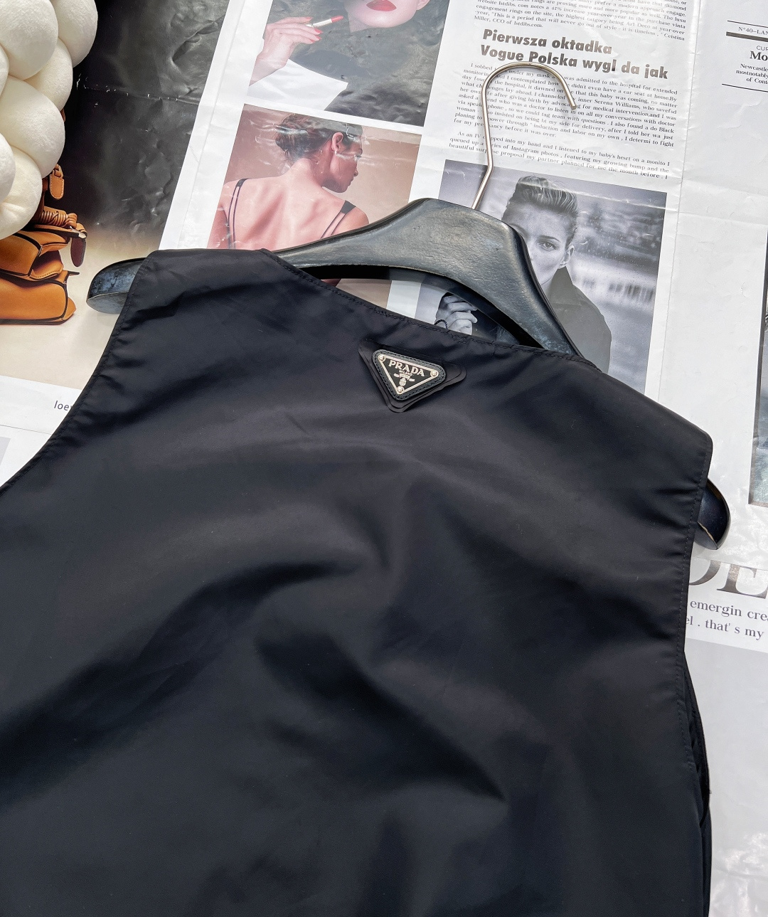 🆕PRADA春夏新款工装大口袋尼龙背心裙，延续小A字娃娃裙剪裁，自带甜美减龄属性，仿佛一键回到少女时代。