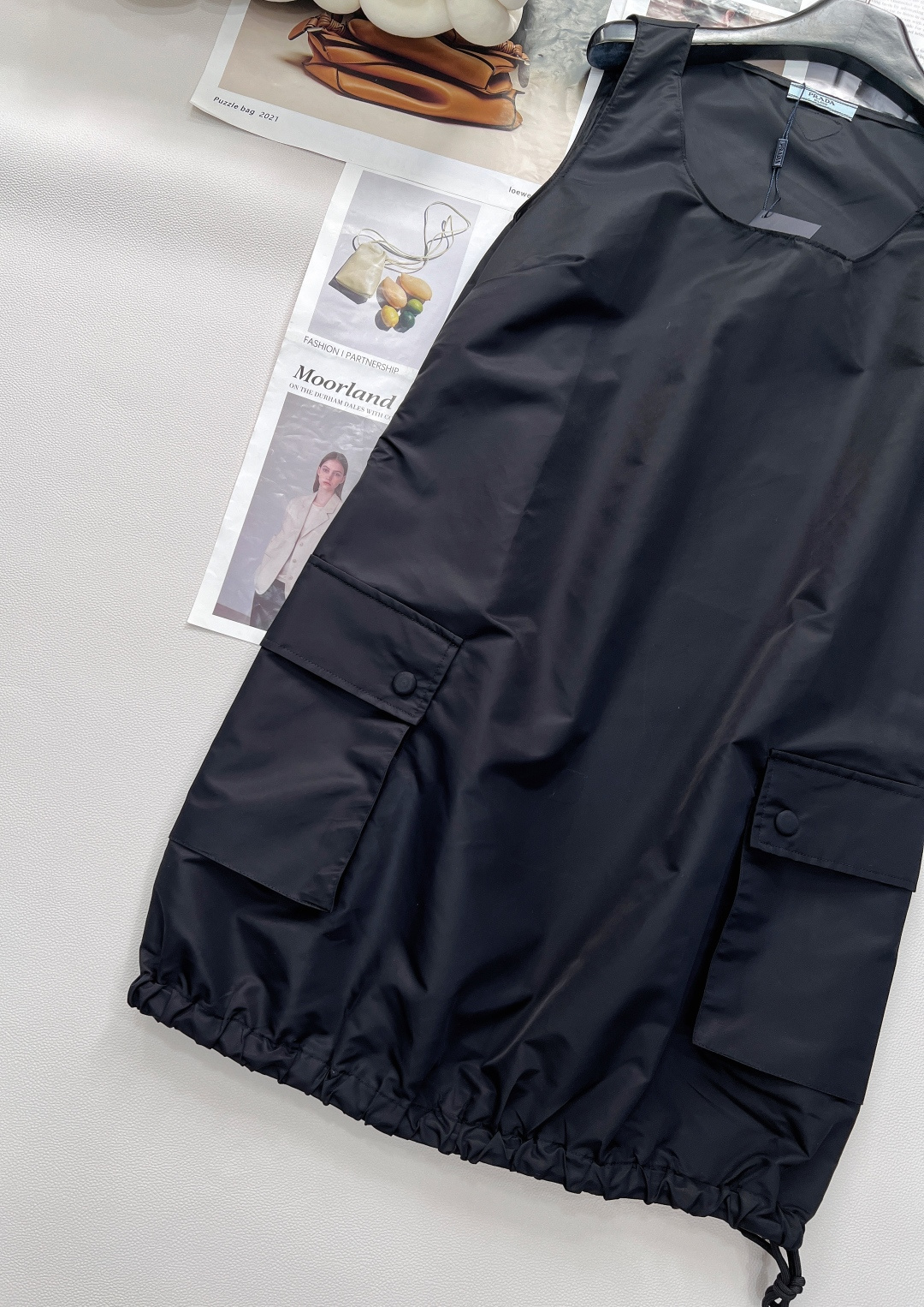 🆕PRADA春夏新款工装大口袋尼龙背心裙，延续小A字娃娃裙剪裁，自带甜美减龄属性，仿佛一键回到少女时代。