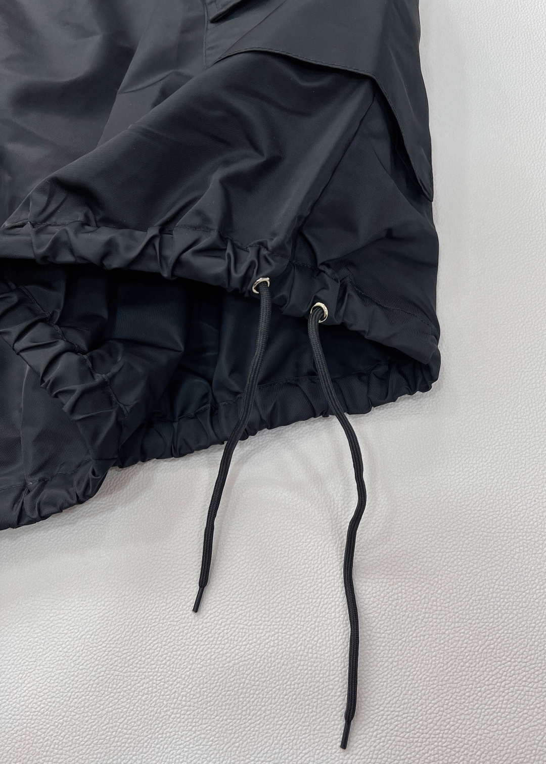 🆕PRADA春夏新款工装大口袋尼龙背心裙，延续小A字娃娃裙剪裁，自带甜美减龄属性，仿佛一键回到少女时代。