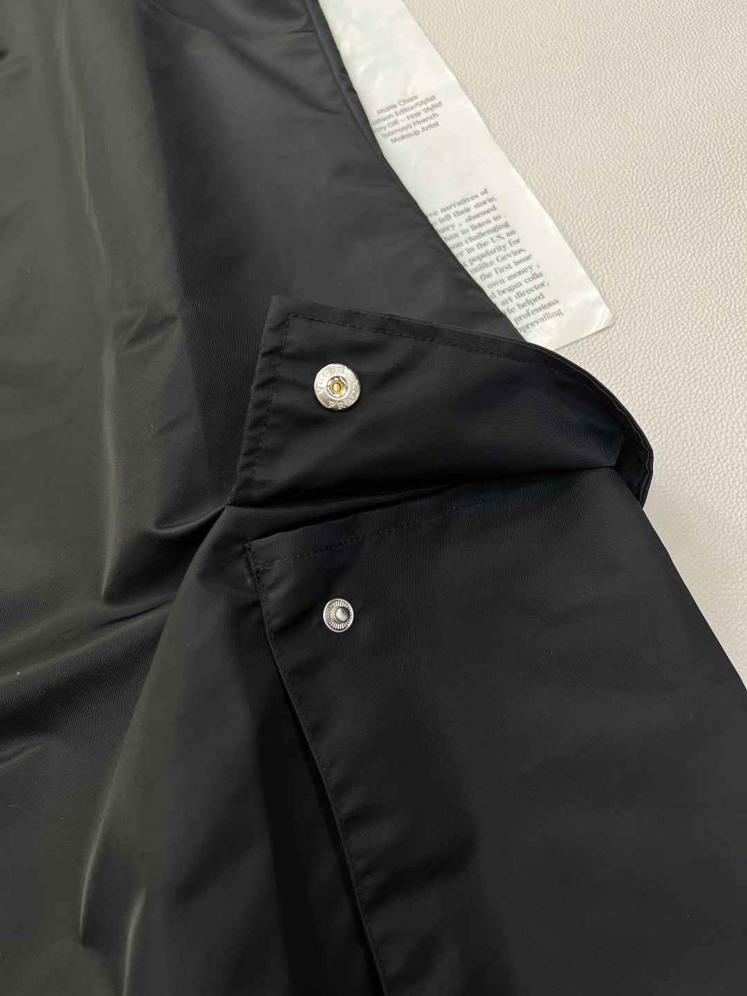 🆕PRADA春夏新款工装大口袋尼龙背心裙，延续小A字娃娃裙剪裁，自带甜美减龄属性，仿佛一键回到少女时代。