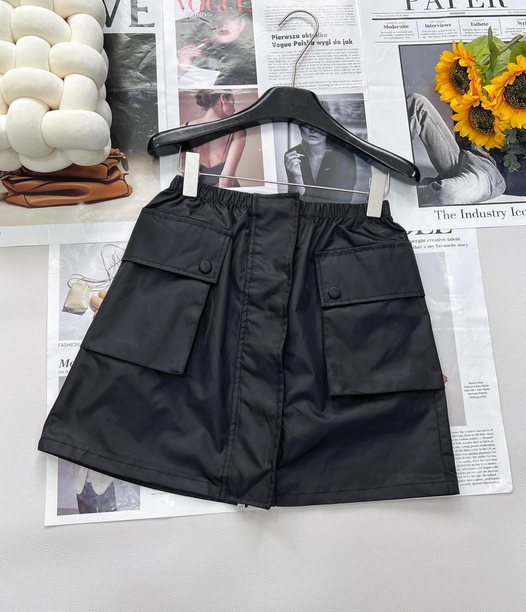 NO:419973,PRADA25Ss early spring new triangle micro-label elastic waist pocket skirt, elastic waist design, friendly to all kinds of body shapes, unrestrained and relaxed. The large pockets on both sides of the skirt are not only practical and can be installed, but also the finishing touch of the trend. The iron brand micro-label on the pockets and classic Prada elements instantly attract attention and show unique identity and taste. The overall A-shaped style, which reduces age and makes you look slim, playful and handsome. Walking on the street, you are fashionable ICON.  The original customized fabric is made of good breathability. Traveling in early spring allows you to stay refreshed and comfortable at all times. Whether you are walking on the street or energetic sports, you can move with your heart. The style is varied, and you can also show your capable and fashionable side when attending parties or business occasions. You can be salty or sweet, and the style is controlled by you. Waiting for you with unique eyes, take this fashion into your pocket and start your own trendy journey. Three standards are complete, size sml code, prada, skirts, alexander wang19860909PRADA25Ss早春新款三角微标松紧腰口袋半身裙,松紧腰设计,对各种身形友好,穿着无束缚感,轻松自在.裙身两侧大口袋,不仅实用能装,更是潮流的点睛之笔,口袋上的铁牌微标,经典Prada元素,瞬间吸睛,彰显独特身份与品位.整体A字版型,减龄又显瘦,俏皮中带着帅气,走在街头,你就是时尚ICON. 采用原版定制面料,面料兼具良好透气性,早春出行,让你时刻保持清爽舒适,无论是漫步街头还是活力运动,都能随心而动.风格百变,出席派对或商务场合,也能展现干练又时髦的一面,可盐可甜,风格由你掌控.等待独具慧眼的你,将这份时尚收入囊中,开启属于你的潮流之旅.三标齐全 尺码sml 编码,,prada,skirts,alexander wang,Women's clothing