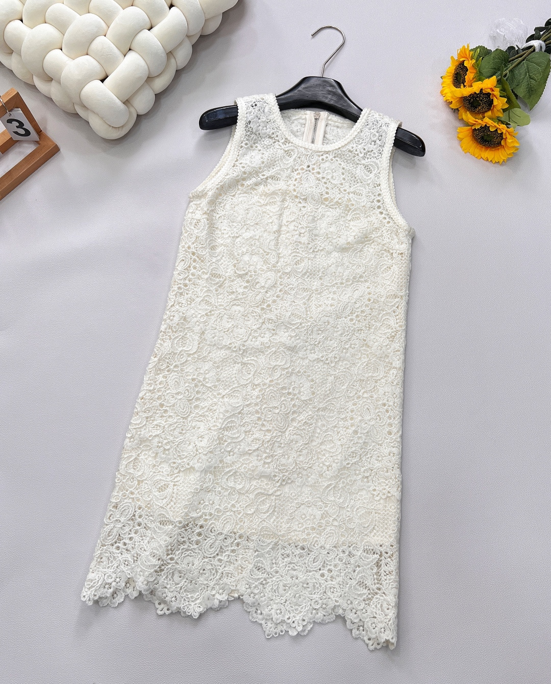 NO:420026,Jorya  25Ss spring and summer new three-dimensional embroidered lace back zipper round neck dress. Exquisite craftsmanship, heavy material on the upper body feels expensive, heavy industry complex exquisite three-dimensional texture, every needle and thread tells the ingenuity. The delicate lace is full of high-end feeling, and you can feel its excellent quality by touching it gently. The round neck design gently outlines the neck lines, exuding a subtle and charming temperament. The back zipper is not only convenient to put on and take off, but also adds a hint of neatness and modernity to the overall  .Sleeveless style, the skirt is naturally draped, and can be easily controlled whether you are walking on the street or attending high-end occasions, becoming the focus of attention. When wearing it alone, match it with exquisite high heels and simple accessories to show French elegance in every move; wear a light and light suit or knitted cardigan on the outside, and instantly switch to the capable and intellectual mode, and you can easily move in both workplace and social occasions. It can also create a unique sense of fashion, making you unique in the fashion wave, complete with three standards!  Size sml code, high heels, skirts, business suit, alexander wang19860909Jorya 25Ss春夏新款立体刺绣蕾丝后背拉链圆领连衣裙.精湛工艺,重磅材质上身便觉矜贵,重工繁杂的精致立体纹理,每一针每一线都诉说着匠心独运.细腻的蕾丝,满溢高级感,轻轻触碰,便能感知其卓越品质,圆领设计,温柔勾勒颈部线条,散发着含蓄而迷人的气质.后背拉链,不仅方便穿脱,更为整体增添一丝利落与现代感.无袖款式,裙摆自然垂坠,无论是漫步街头还是出席高端场合,都能轻松驾驭,成为众人瞩目的焦点.单穿时,搭配精致高跟鞋与简约配饰,于举手投足间展现法式优雅；外搭一件轻薄小西装或针织开衫,瞬间切换至干练知性模式,职场与社交场合皆能游刃有余.又能打造出独特的时尚感,让你在时尚浪潮中独树一帜,三标齐全！ 尺码sml 编码,,high heels,skirts,business suit,alexander wang,Women's clothing